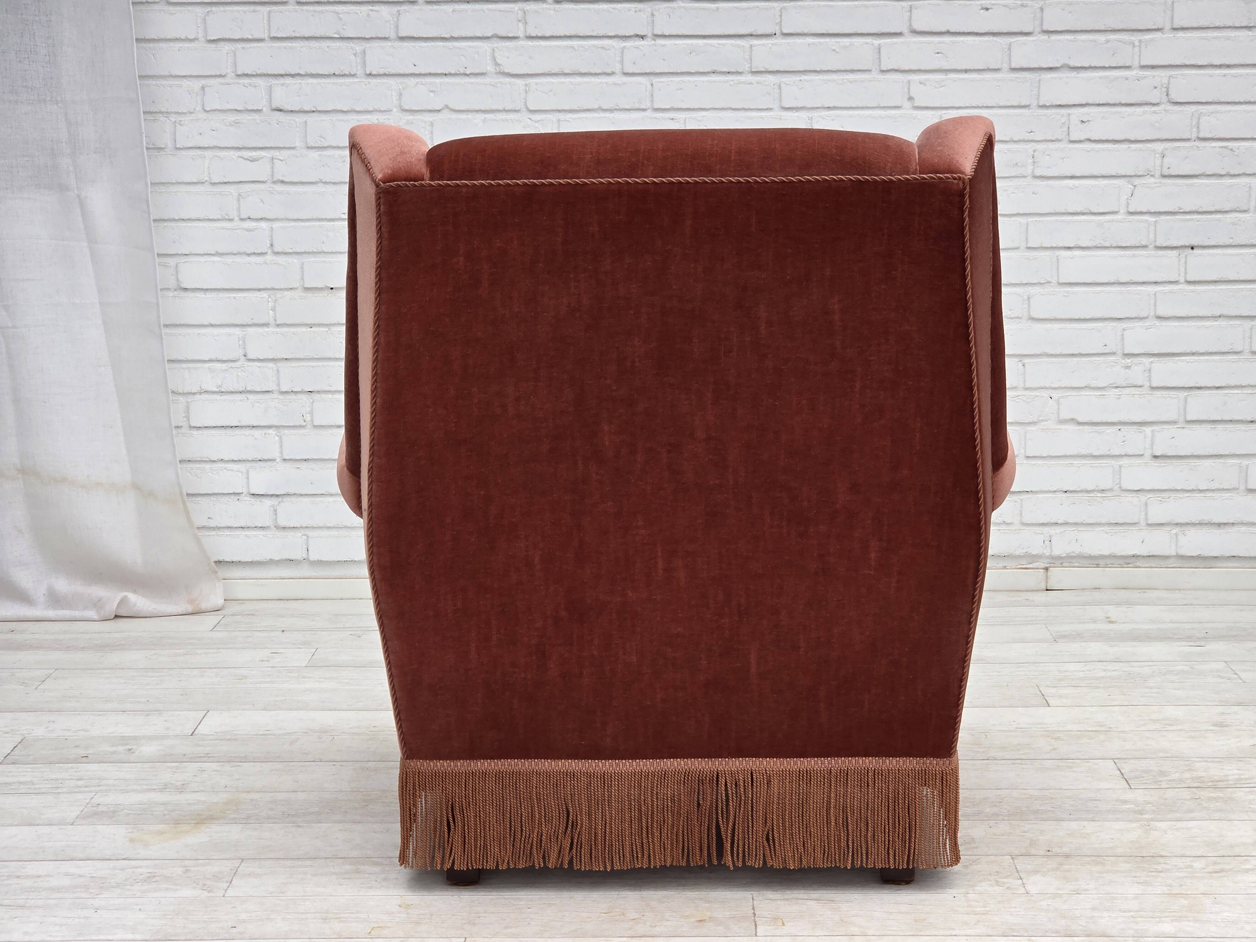 Fauteuil danois à dossier haut, années 1970, velours d'ameublement rose saumon, bois de hêtre.