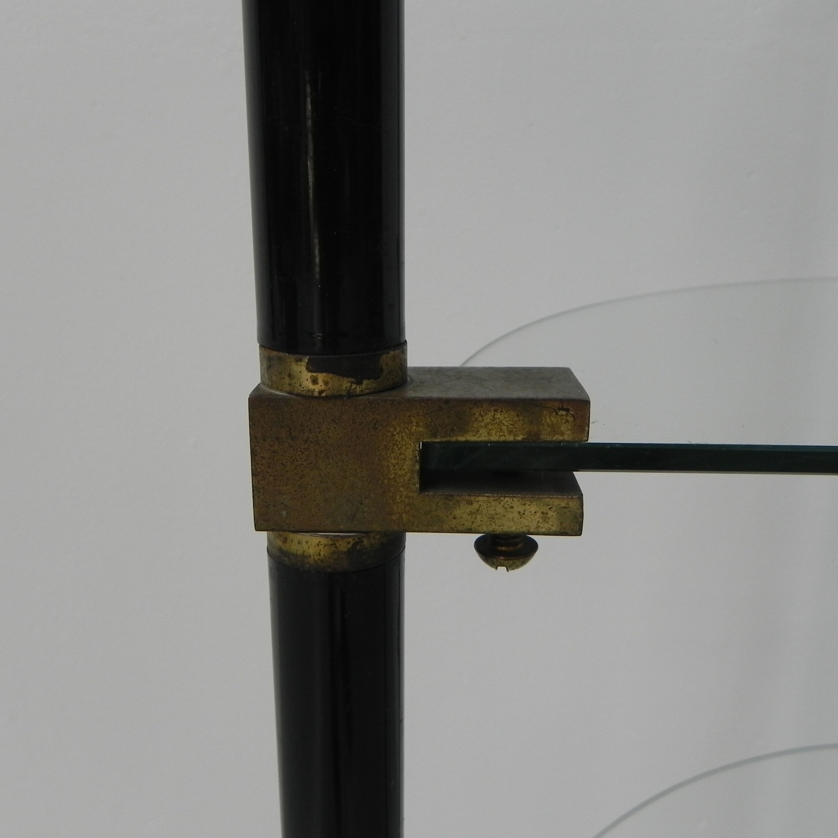 Shelf with 3 glass plates