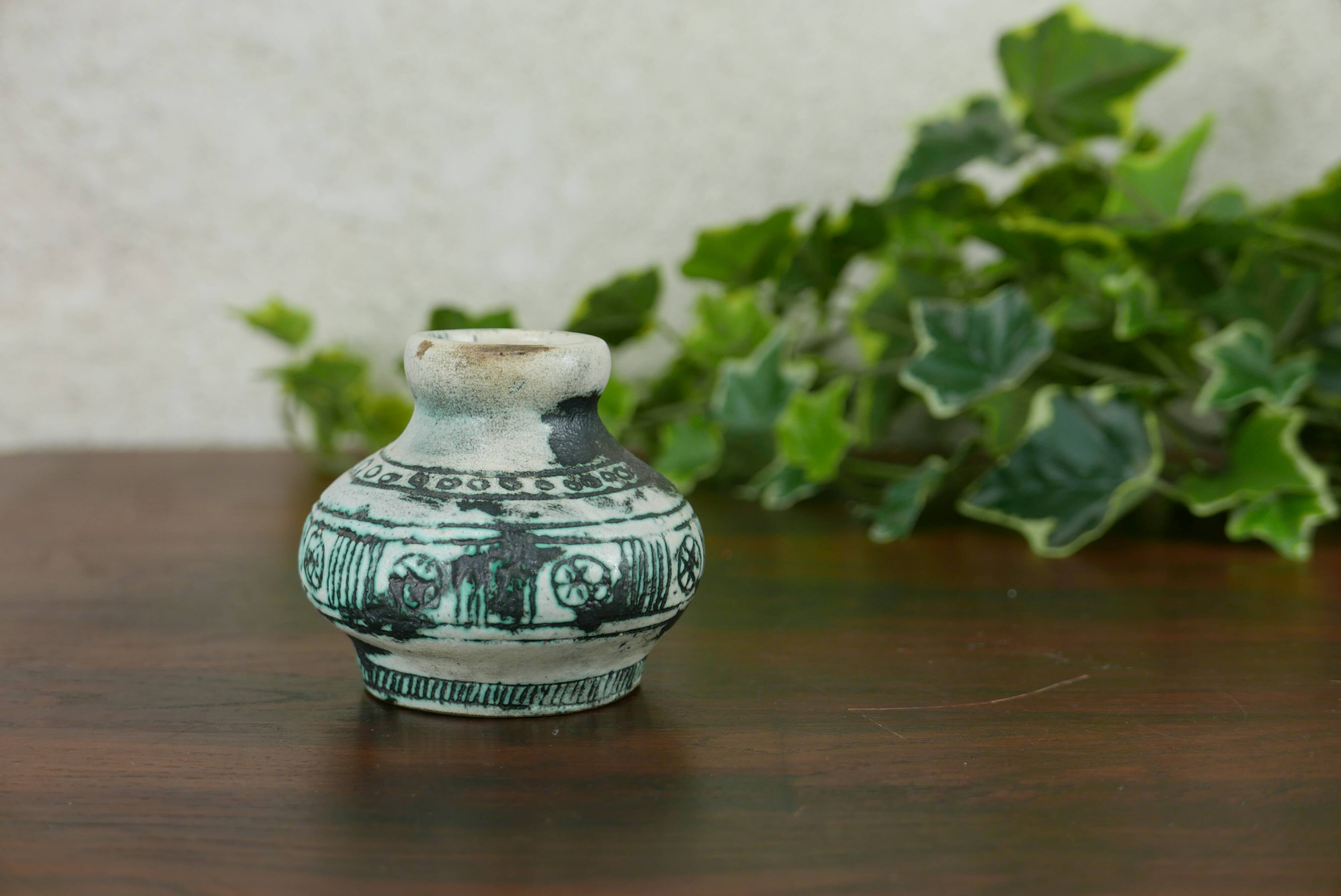 Petit vase signé Jacques Blin.