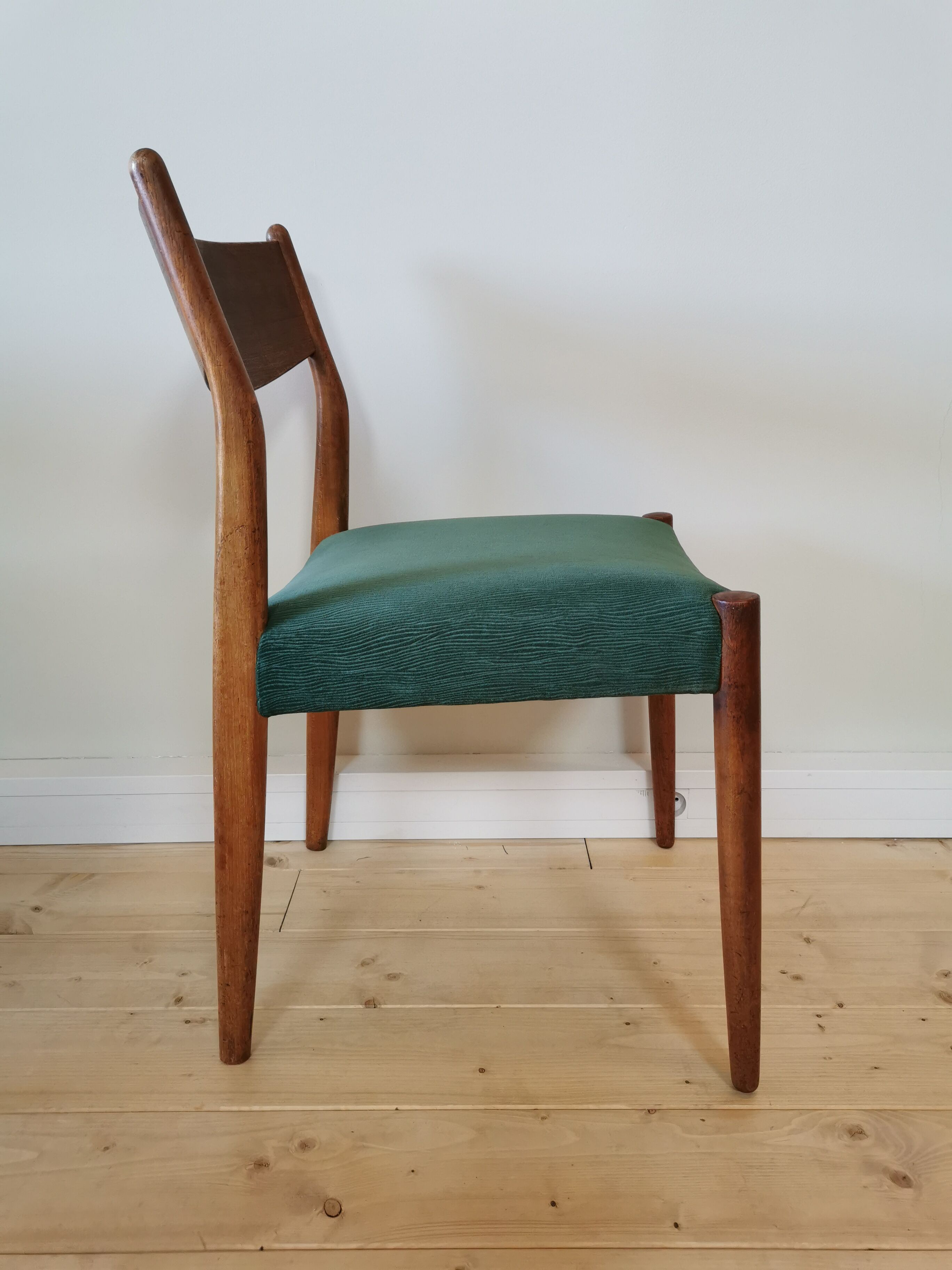 Lot of 6 chairs in 60s Scandinavian style teak