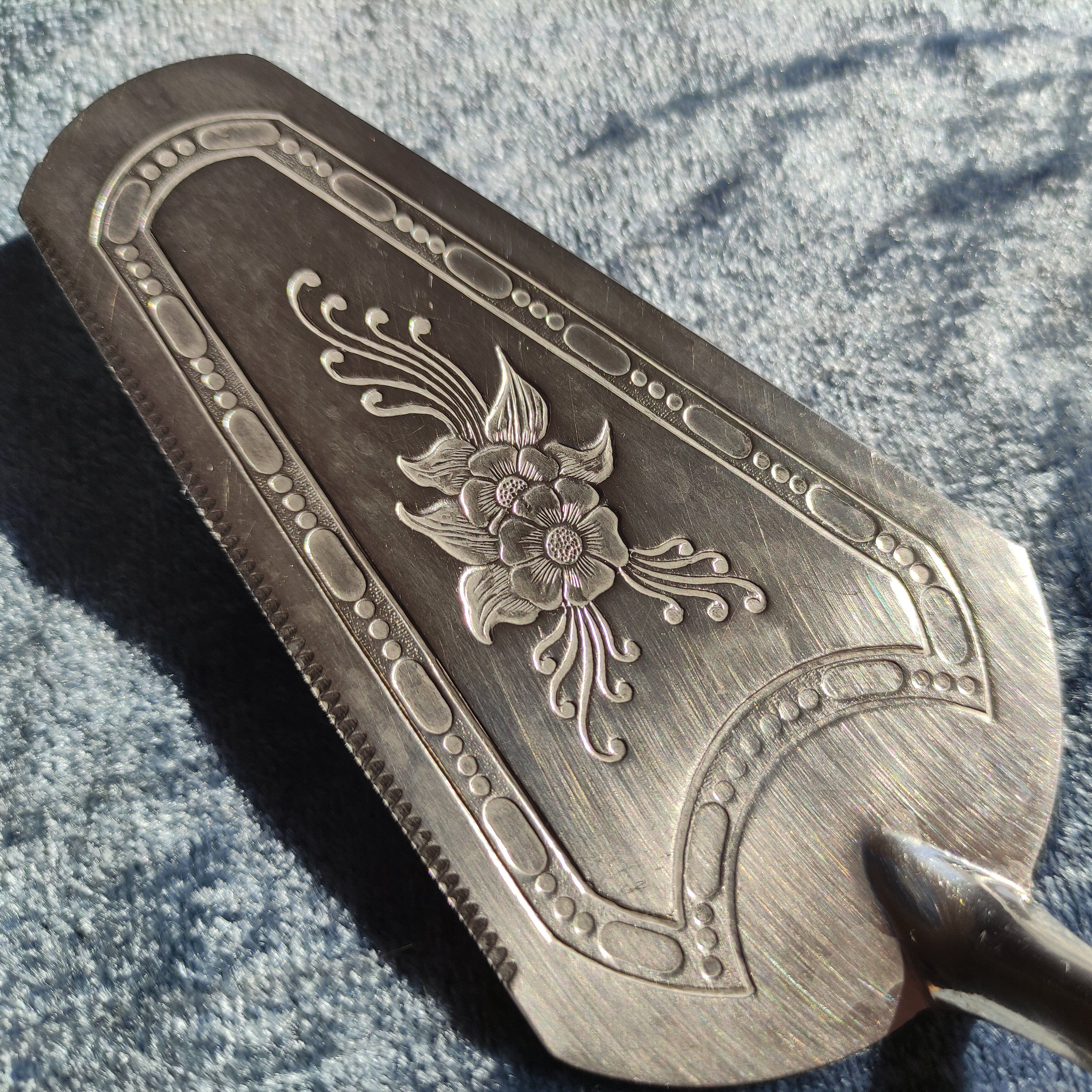 Ravissante Pelle à Tarte De Style Louis XVI En Nacre Et Argent Massif F7a1fe5 0 0b30ddff 294b 40da 842e F917c6191588