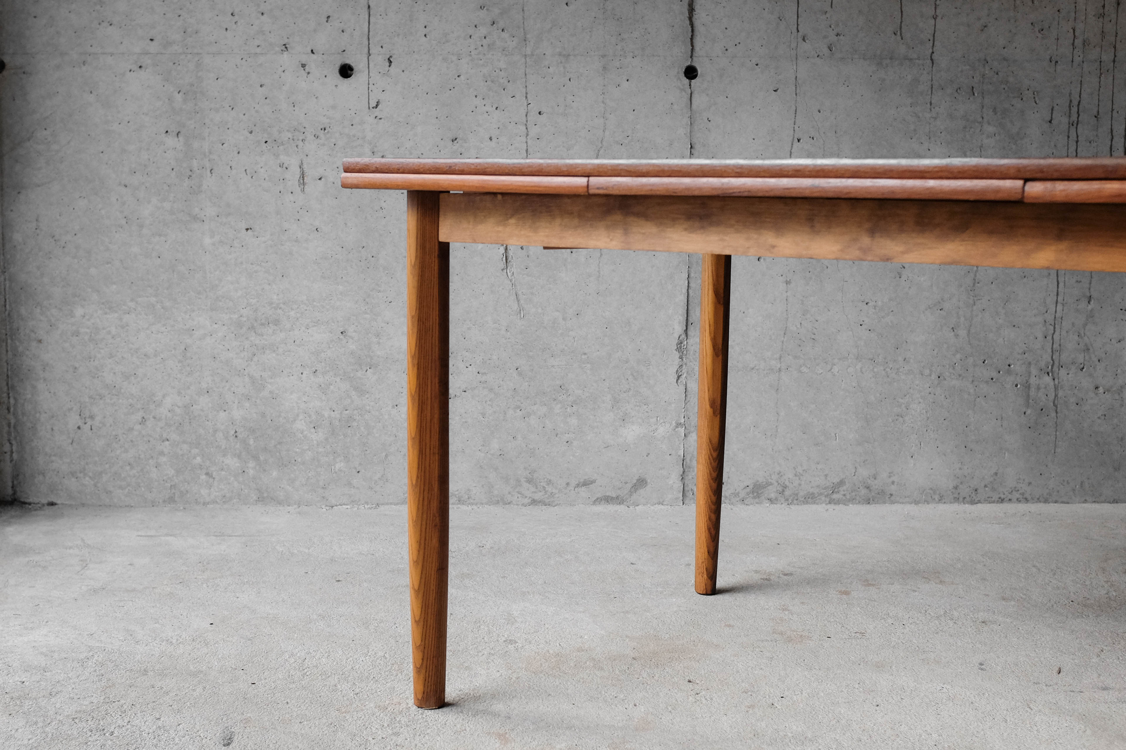 Table and 4 chairs 60