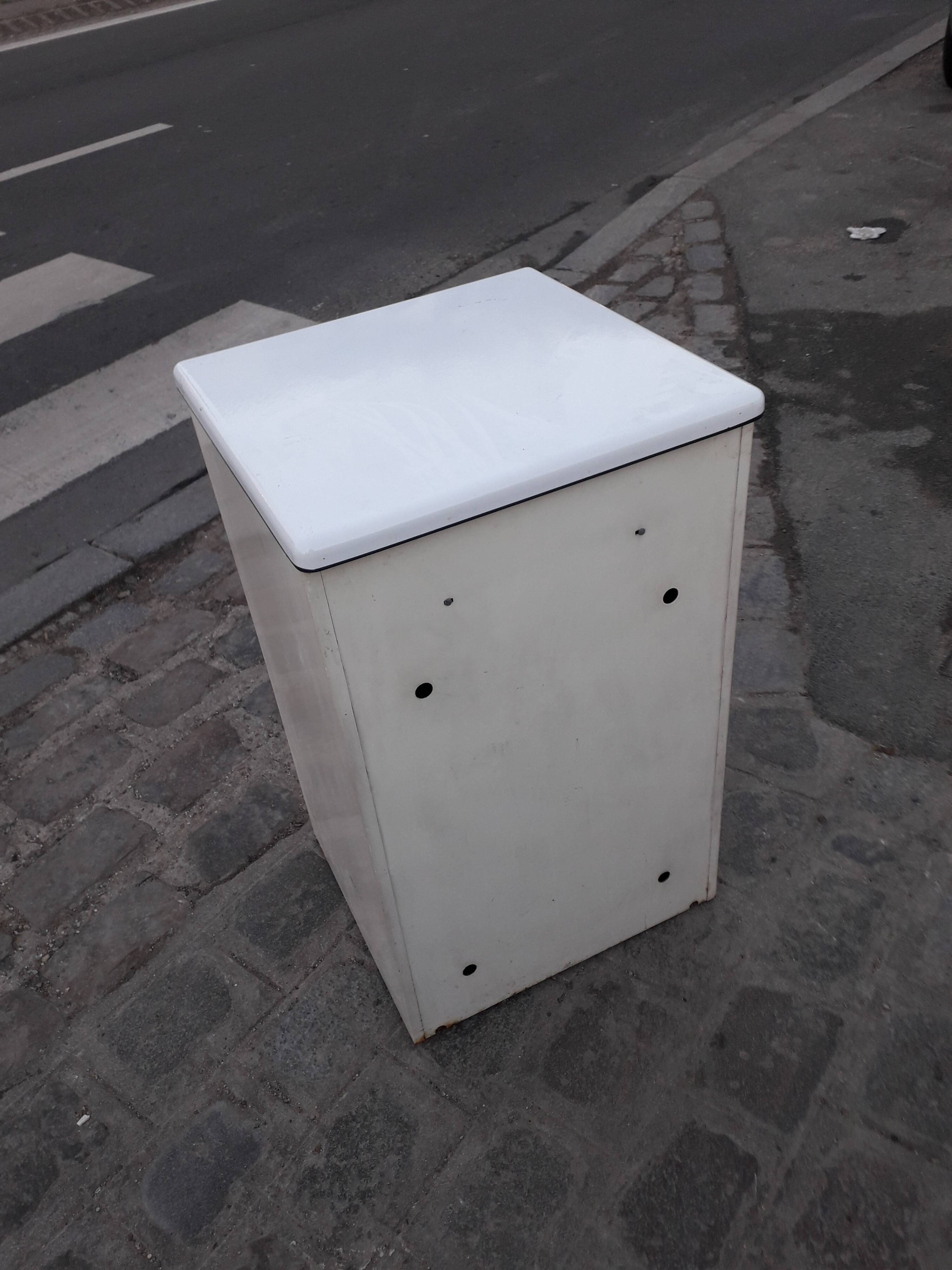 Small buffet 1 metal gate