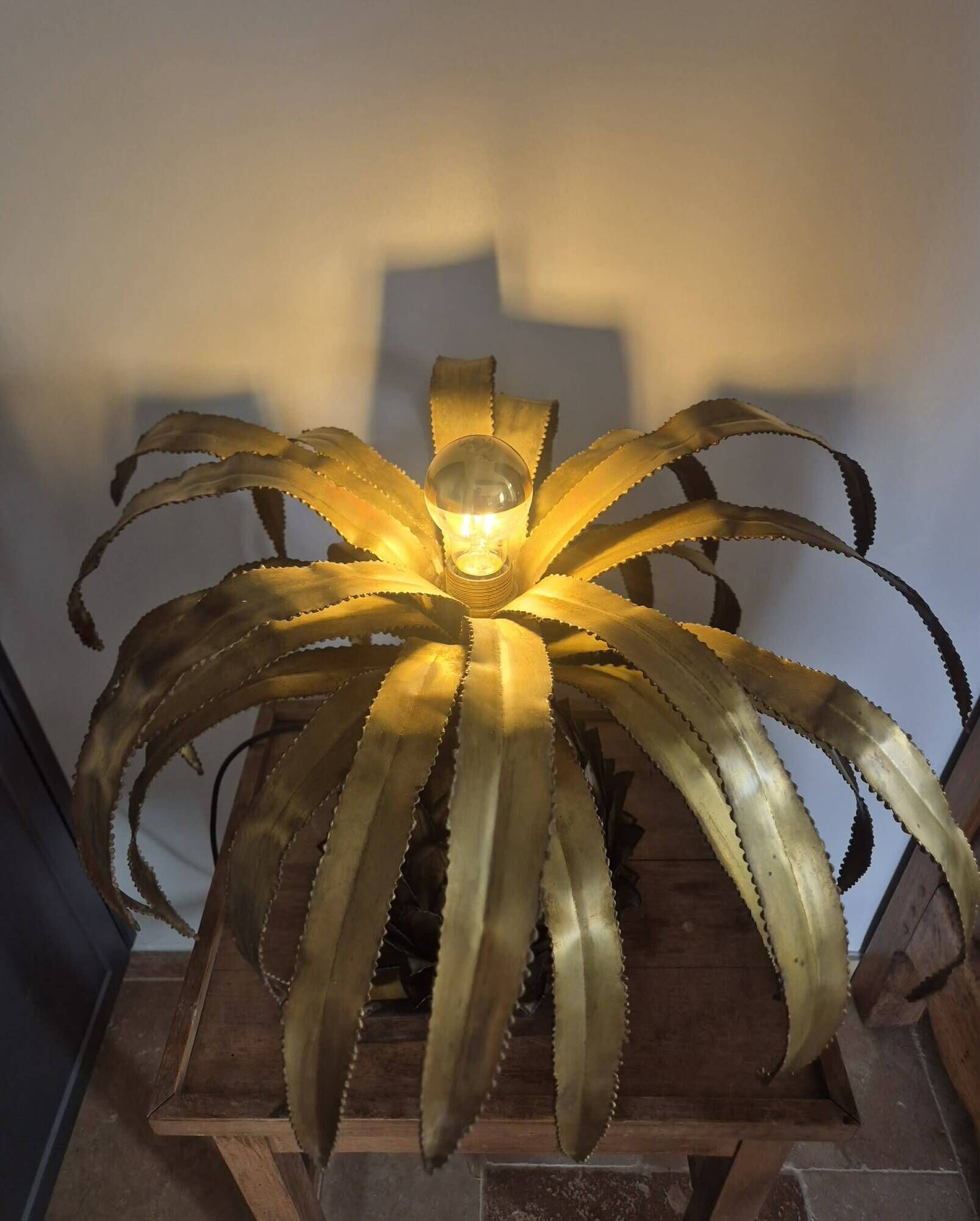 Lampe ananas vers 1970 de la maison jansen à paris.