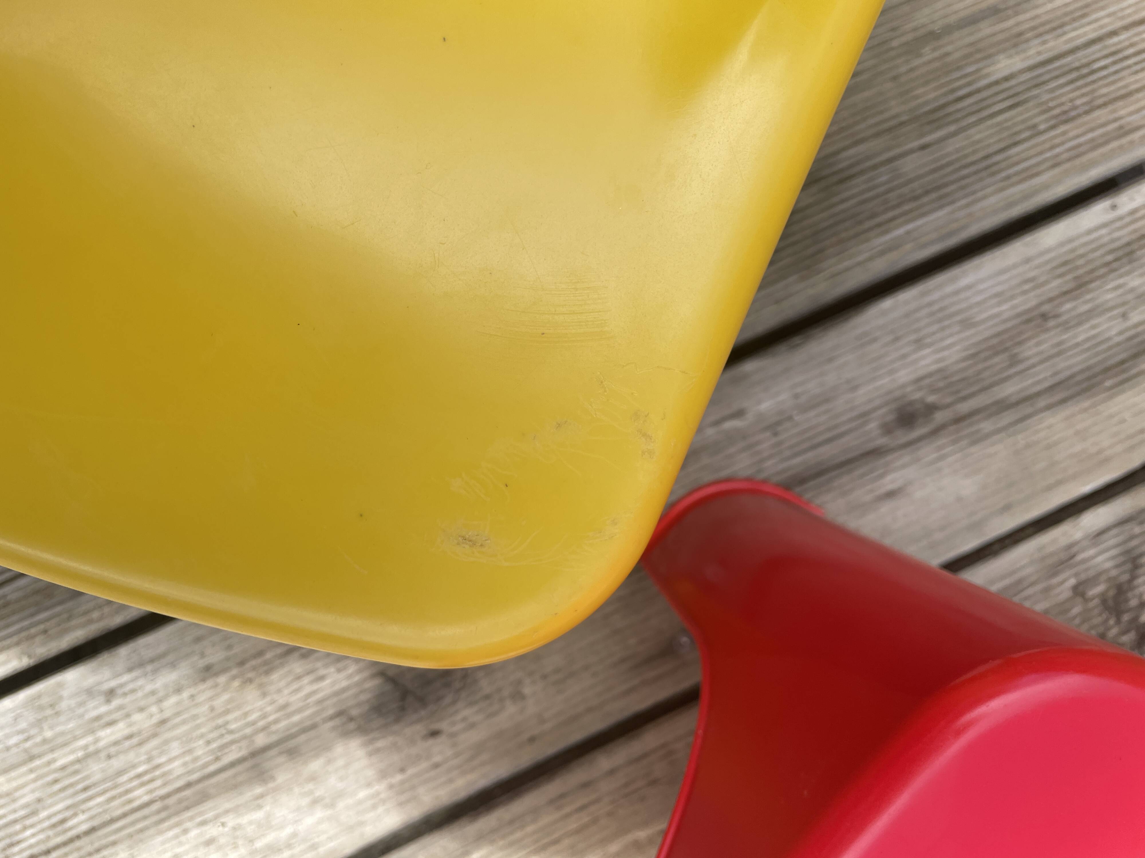 Paire de chaises colorées pour enfants