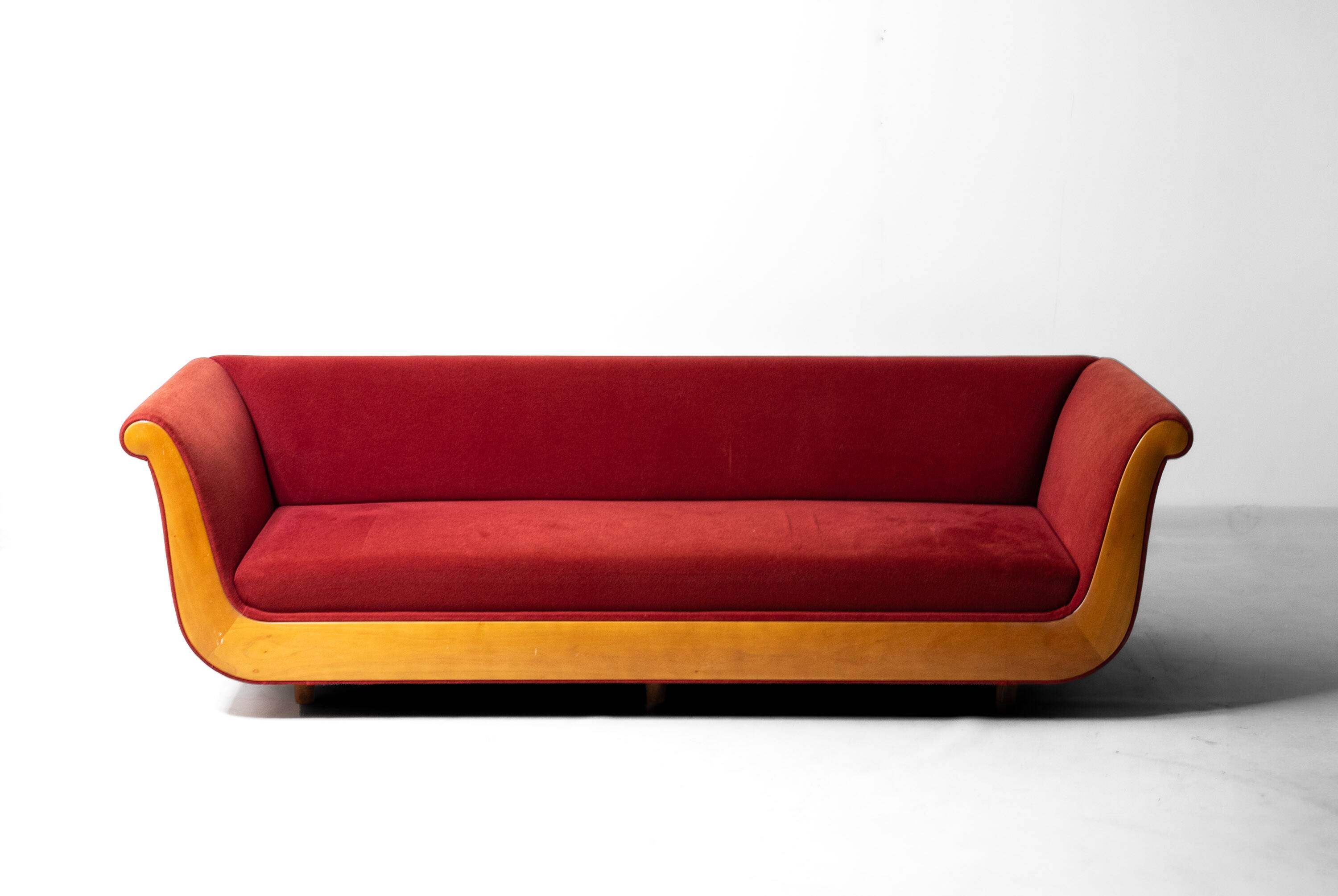 Sofa 'Primafila' en velours rouge par Molteni