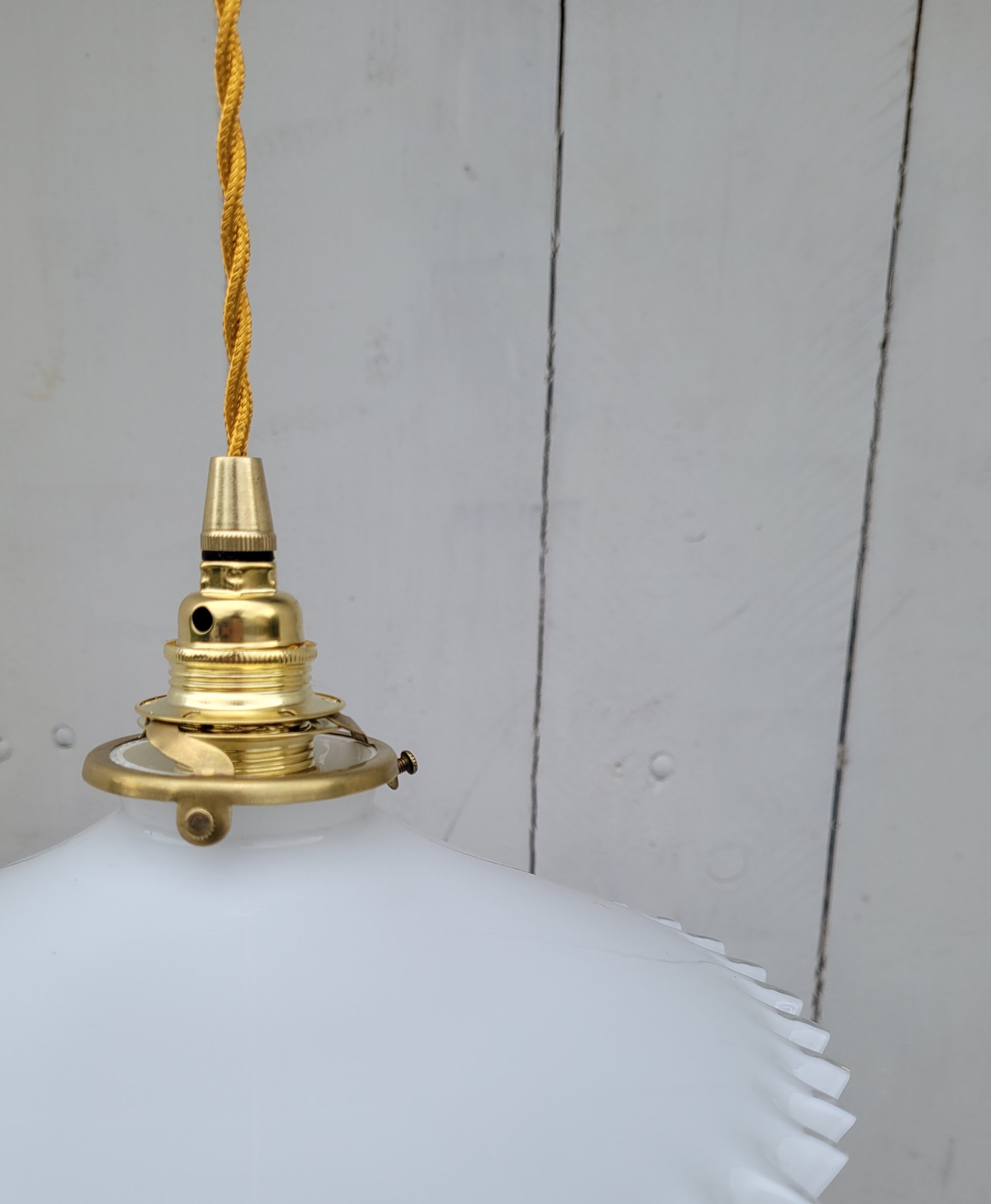 Toothed opaline suspension