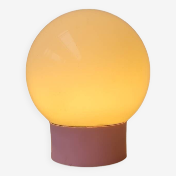 Lampe à poser boule en verre opalin 1970