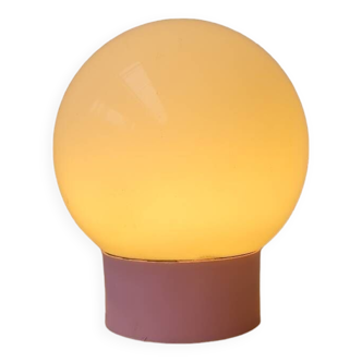 Lampe à poser boule en verre opalin 1970