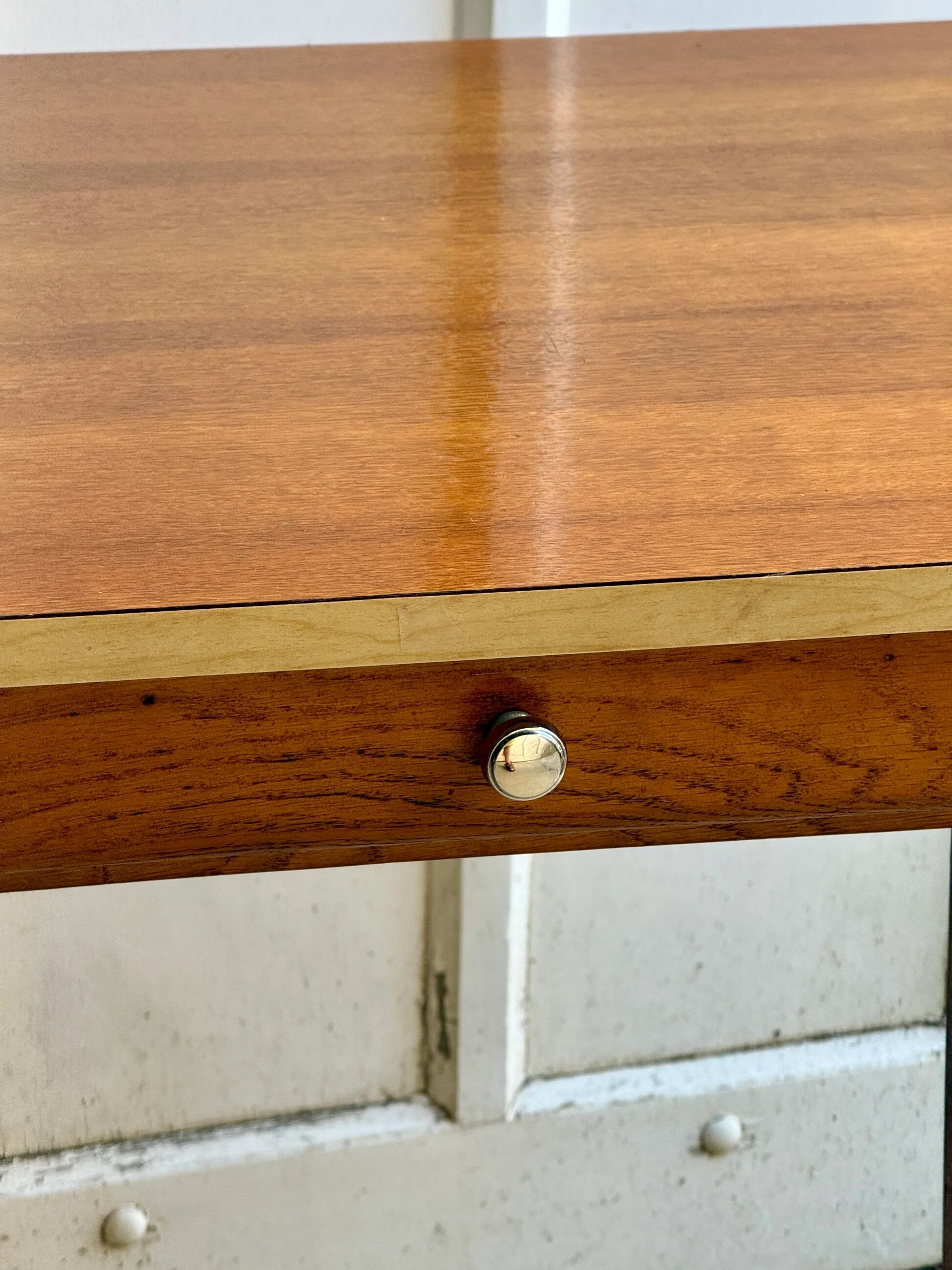 Petit bureau / table en bois et formica