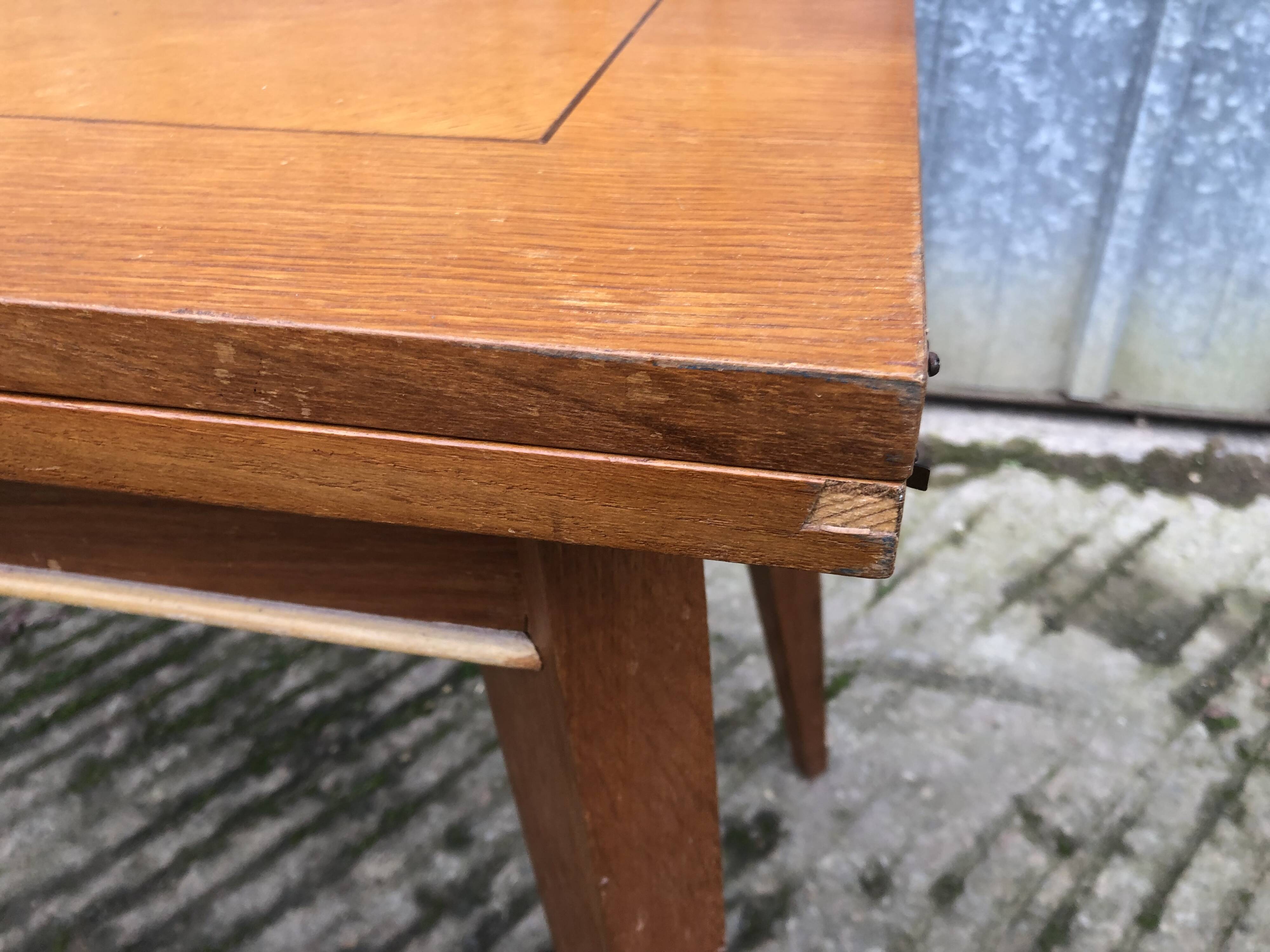 Table vintage portefeuille en chêne aux pieds compas.