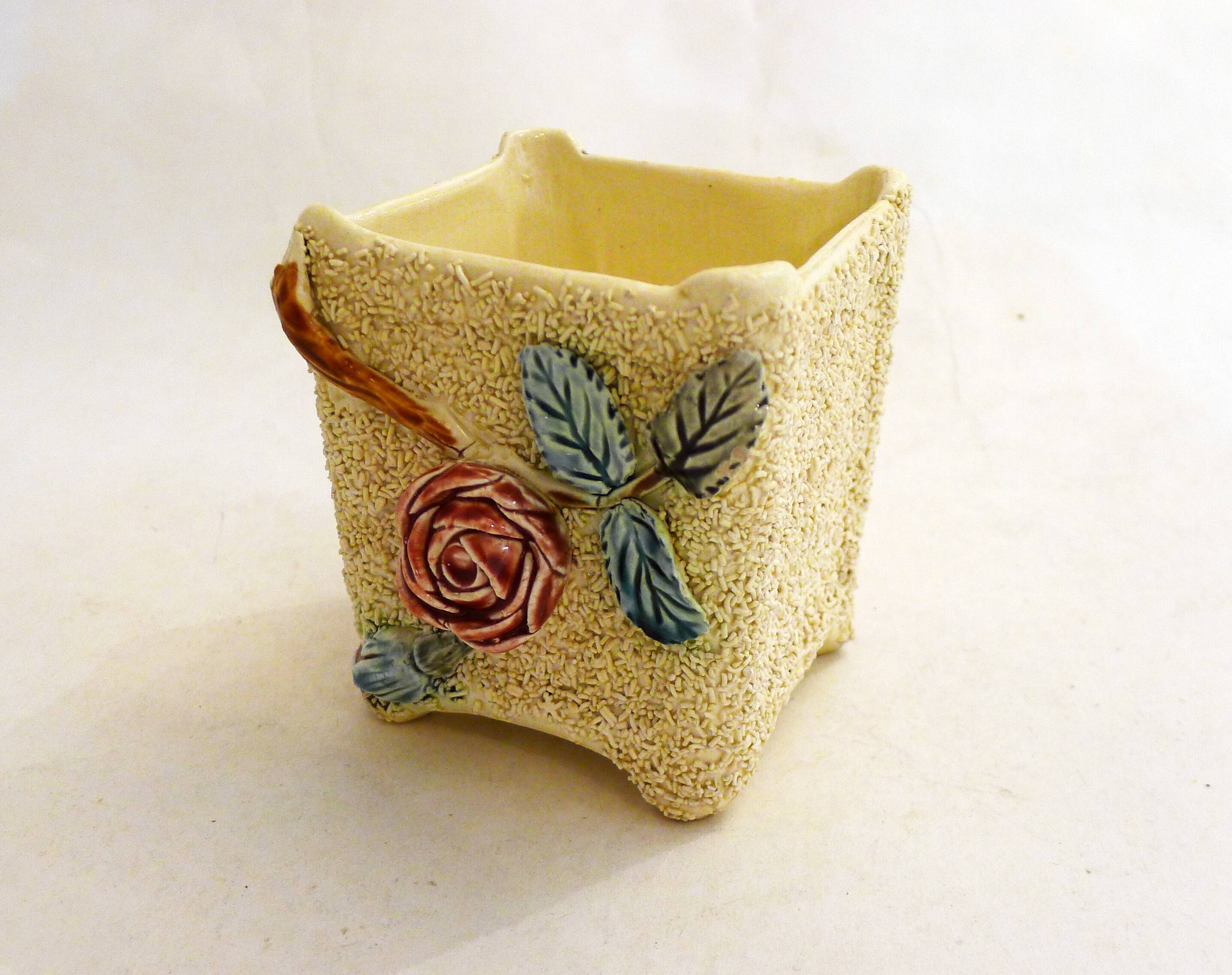 Small rose-patterned cache-pot in earthenware.