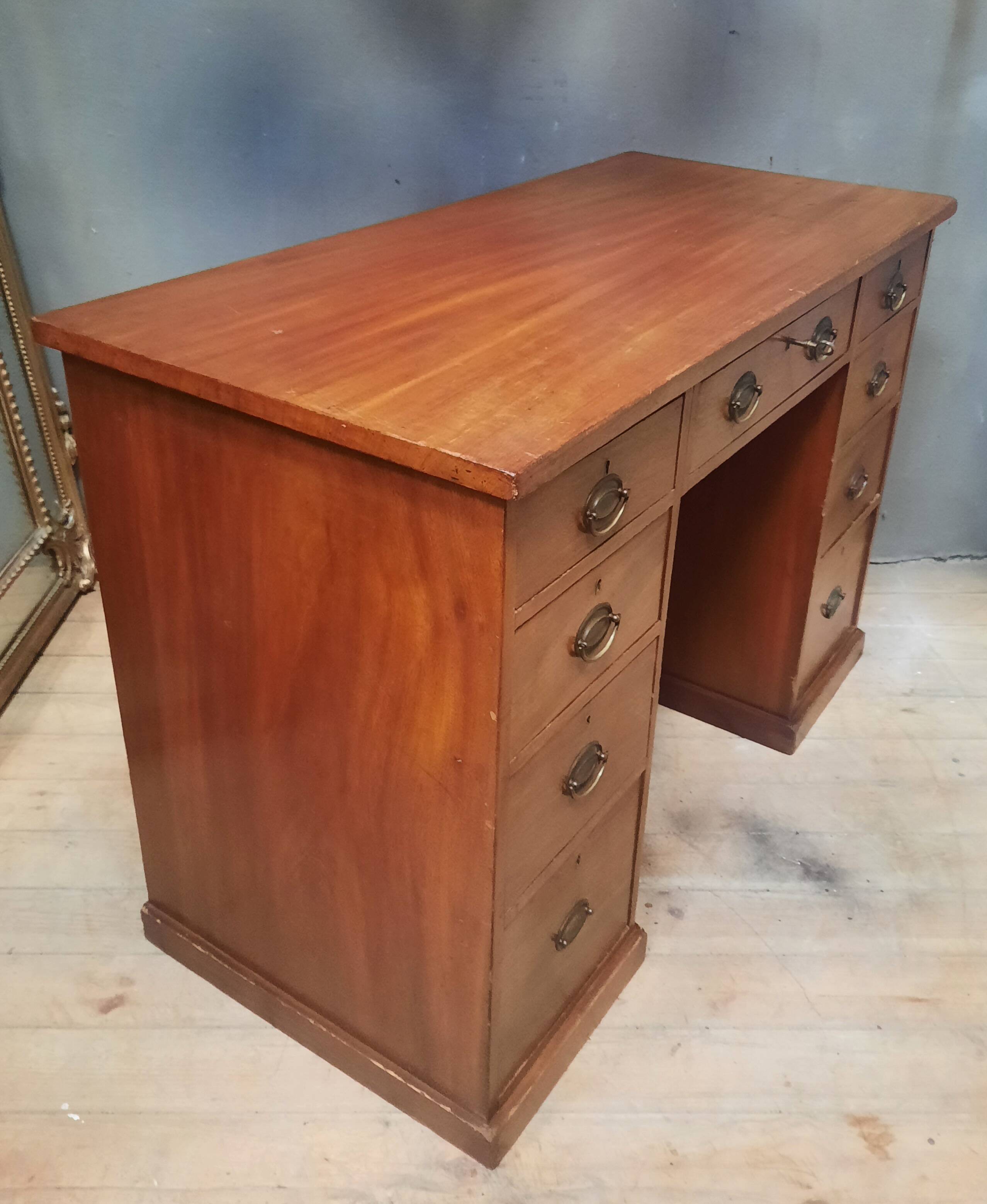 Nineteenth-century chest of drawers in mahogany.