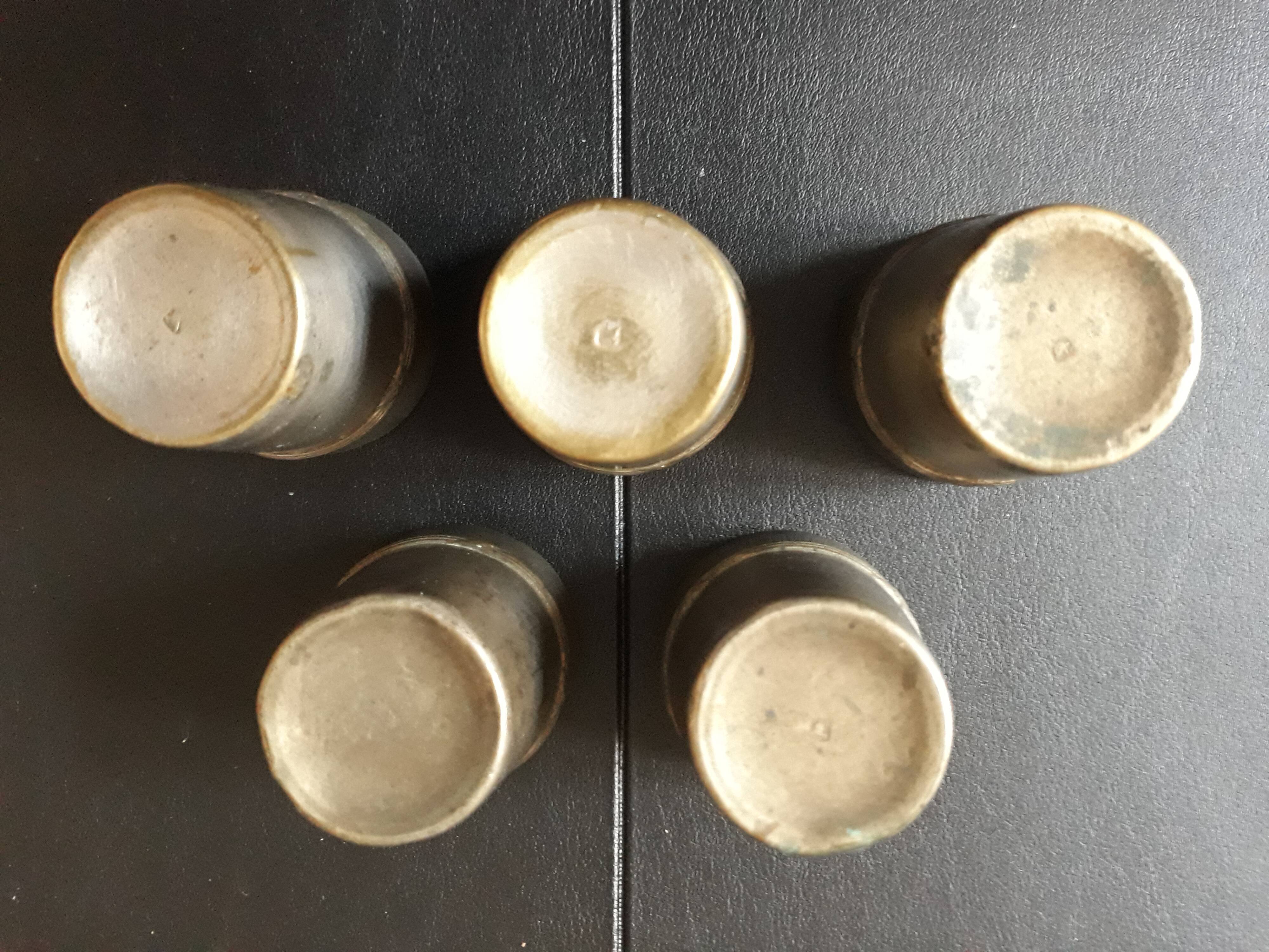 Set of 5 art-deco liquor cups in silver metal