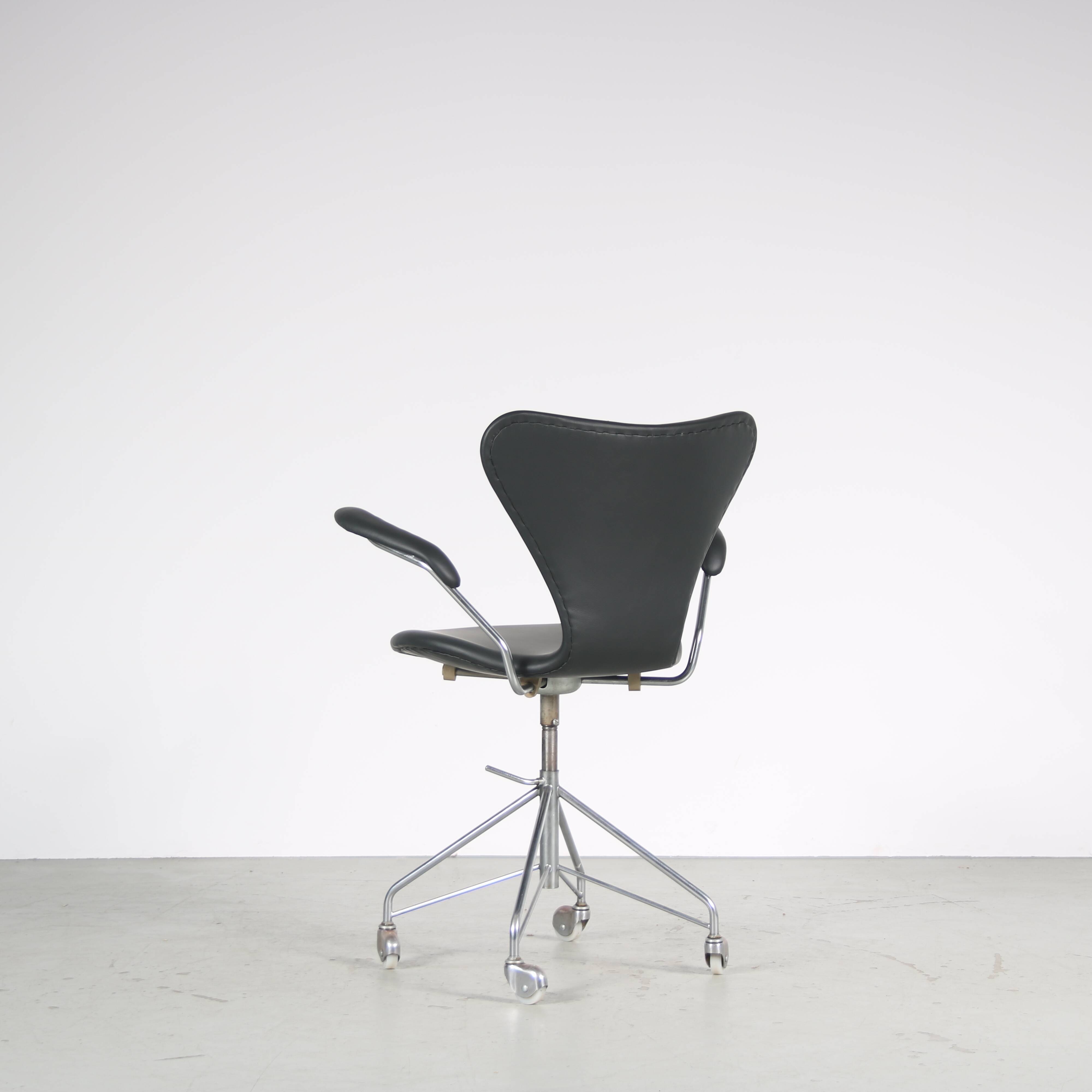 1950s “3217” Swivel desk chair by Arne Jacobsen for Fritz Hansen, Denmark