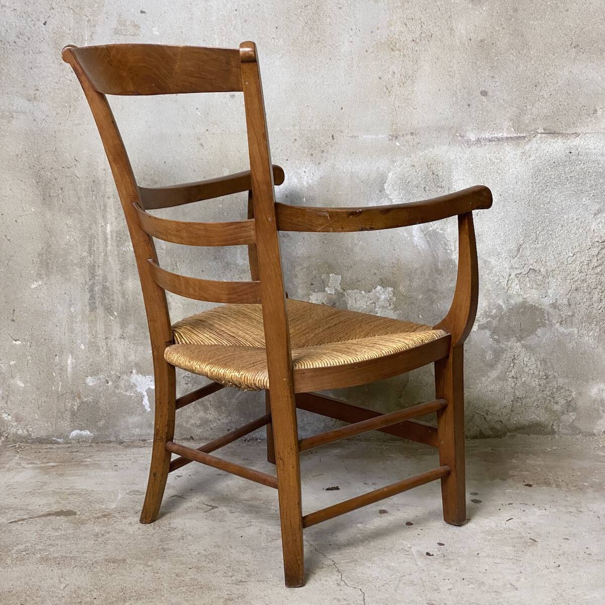 Louis Philippe armchair in walnut and straw, 19th century.