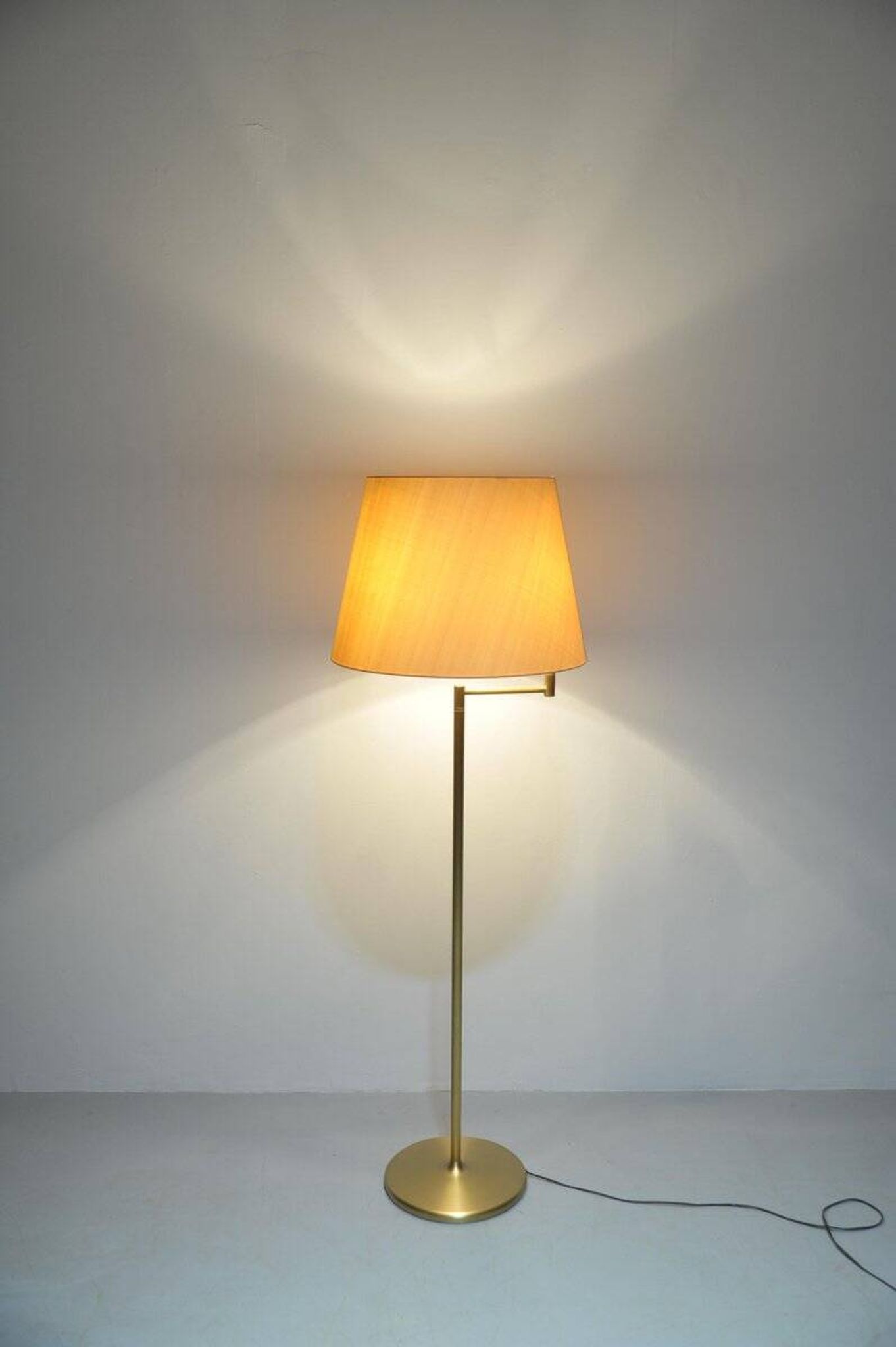 Lampe de sol en laiton vintage avec bras pivotant, années 1970