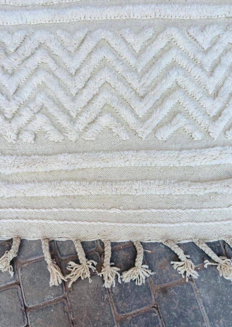 Authentic white Moroccan wool rug size 2/3 m