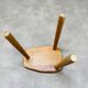Tabouret tripode brutaliste en bois massif