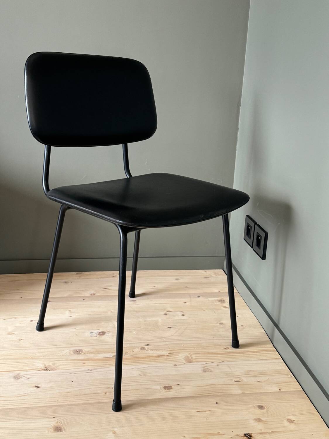Metal chair and black faux leather, 1950s.