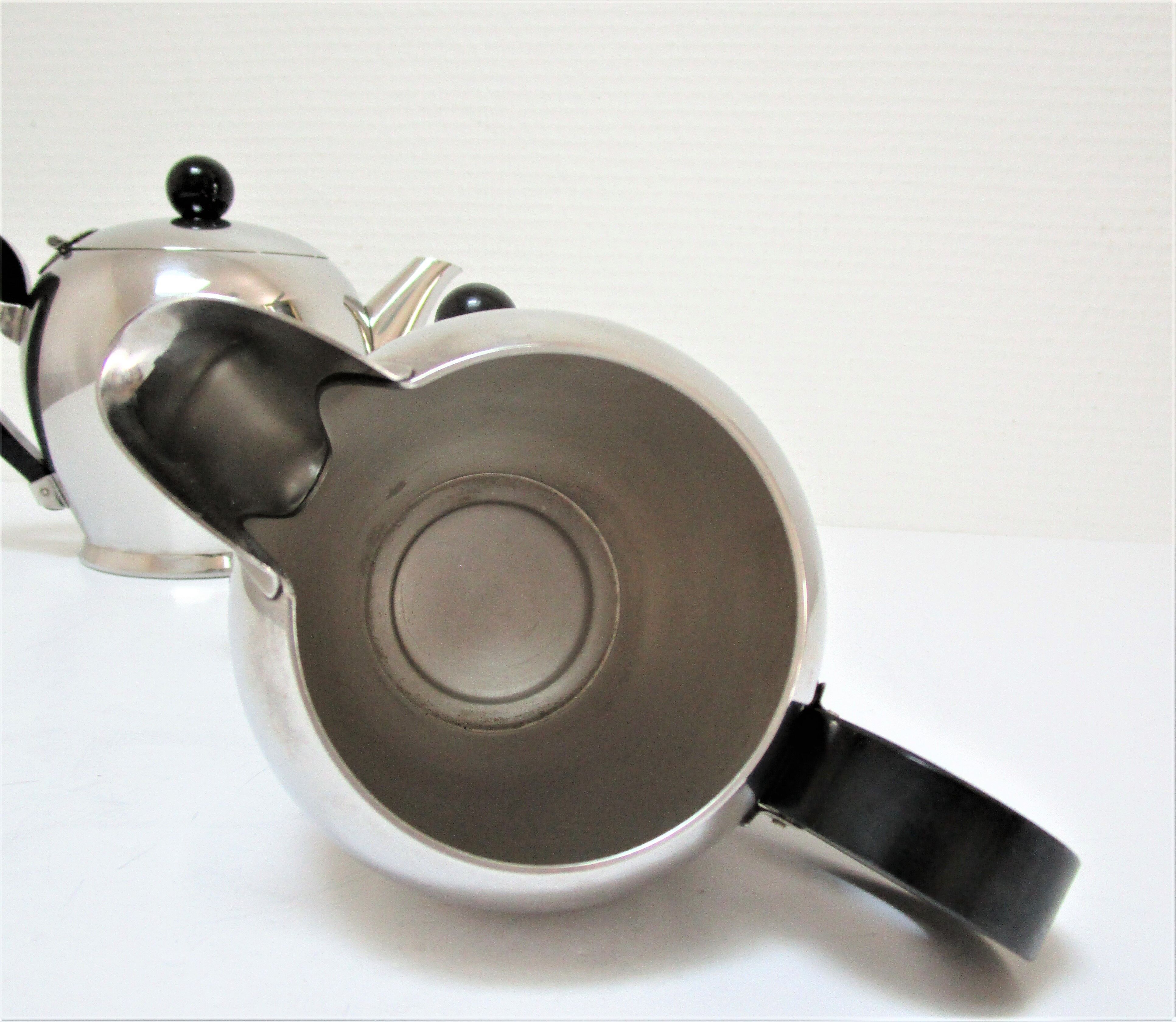 stainless steel tea service and vintage Bakélite Carlo Alessi
