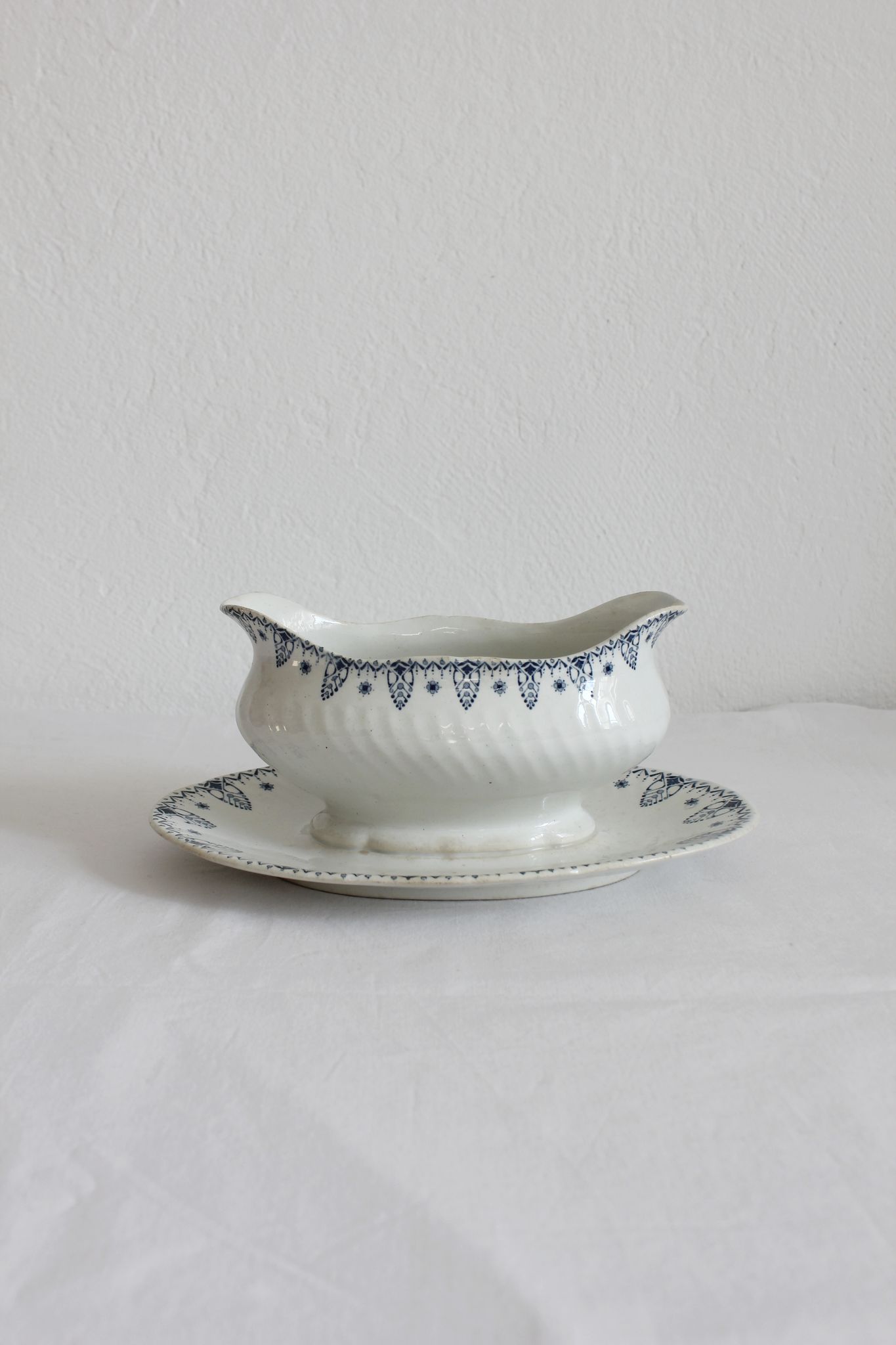 Gien "Memphis" iron clay sauce boat