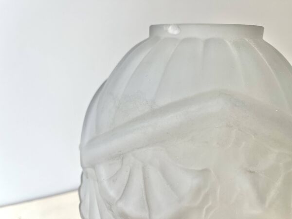 Vase ancien art déco en verre pressé moulé signé Verçais Schneider