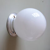 Applique murale ou plafonnier ancien globe en verre opaline blanc base aluminium 1950-1960 vintage