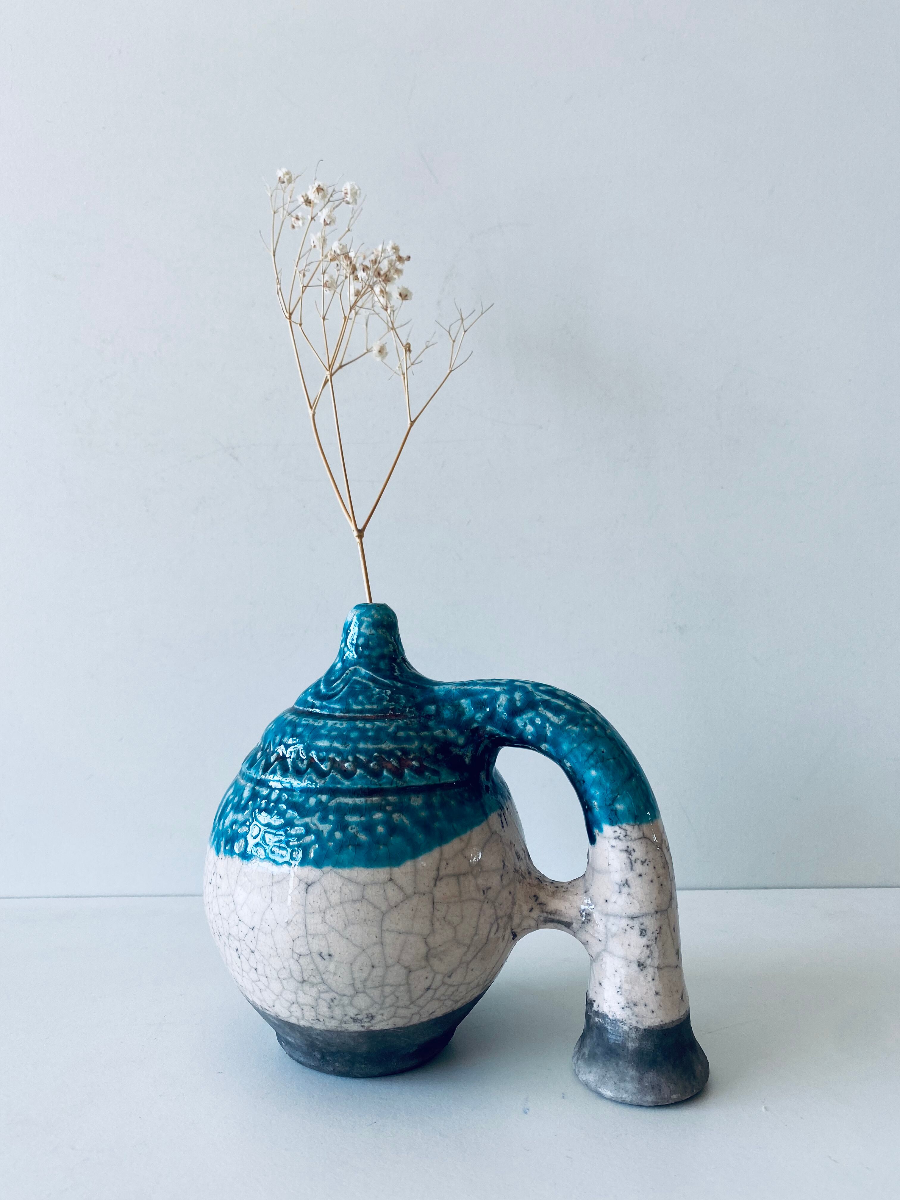 Poterie en terre cuite émaillée bleu et crème