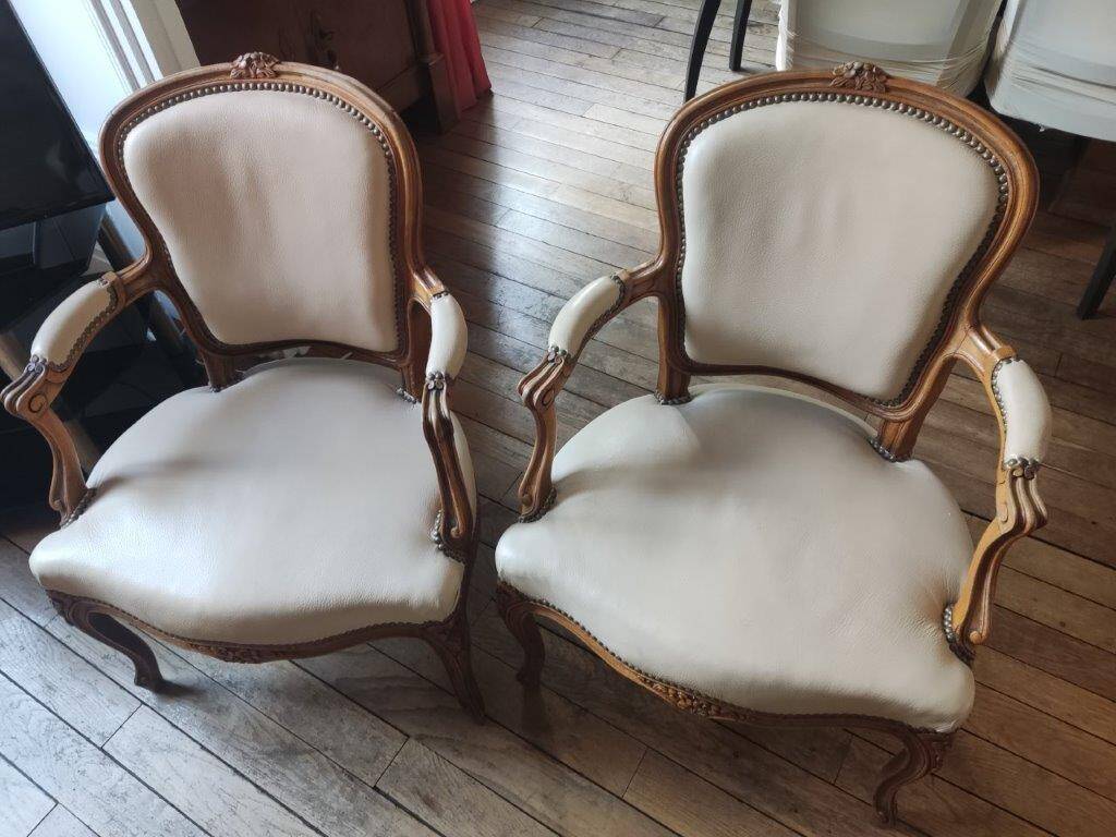 2 fauteuils cabriolet de style Louis XV en cuir crème