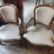 2 fauteuils cabriolet de style Louis XV en cuir crème