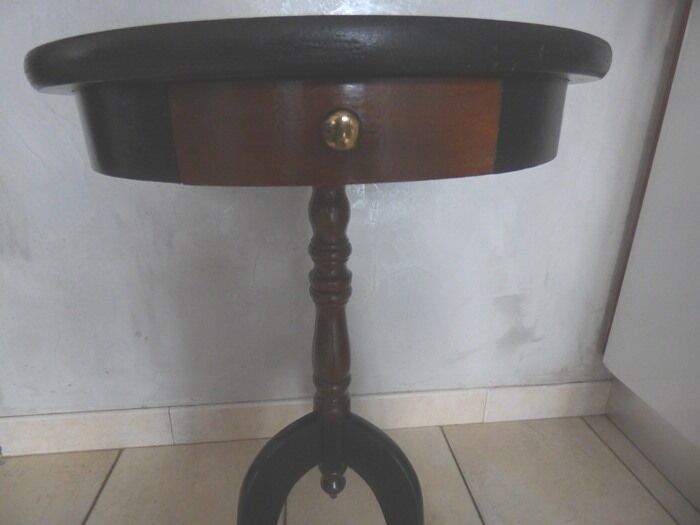 Pedestal table in mahogany style opening through a drawer