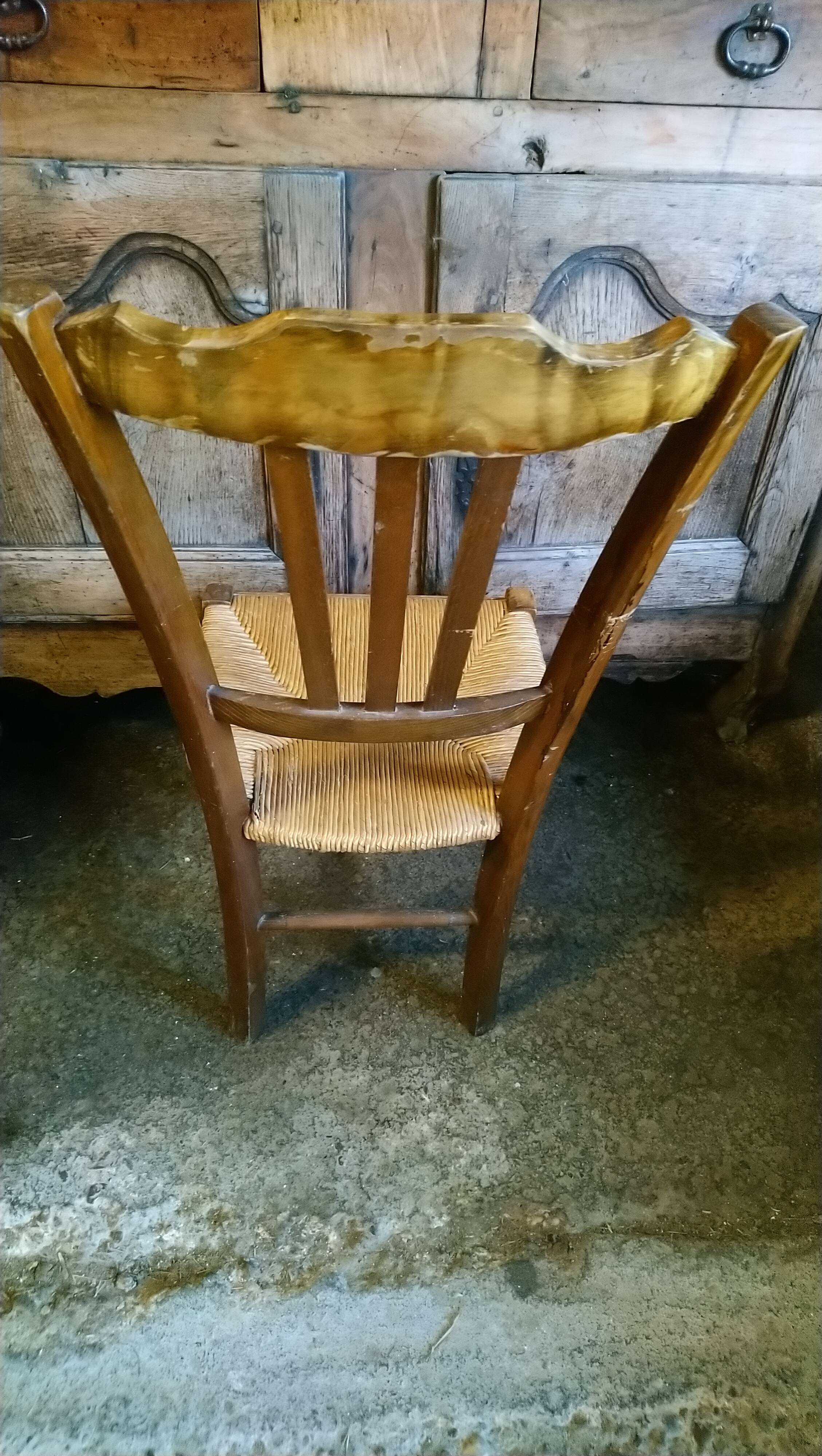 Low ash straw chair