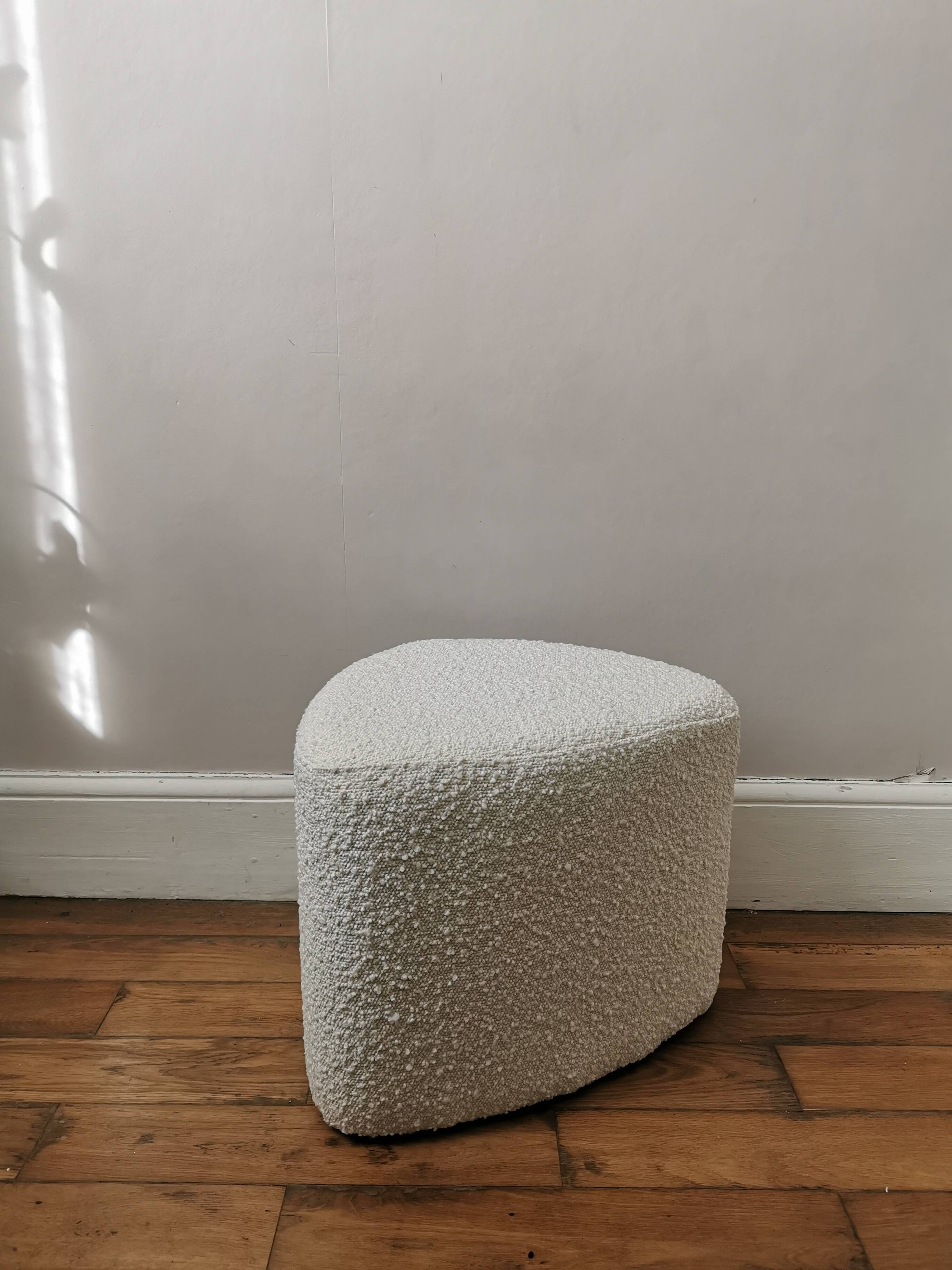 Tabouret tissu Doudou en bouclette – 45×35 cm