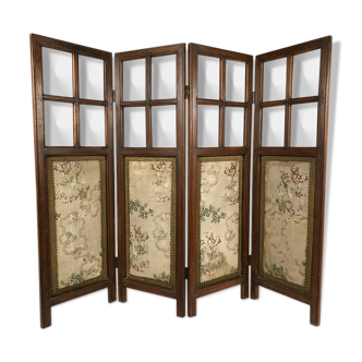 Small oak screen glazed in the upper part and trimmed with silk. 1900