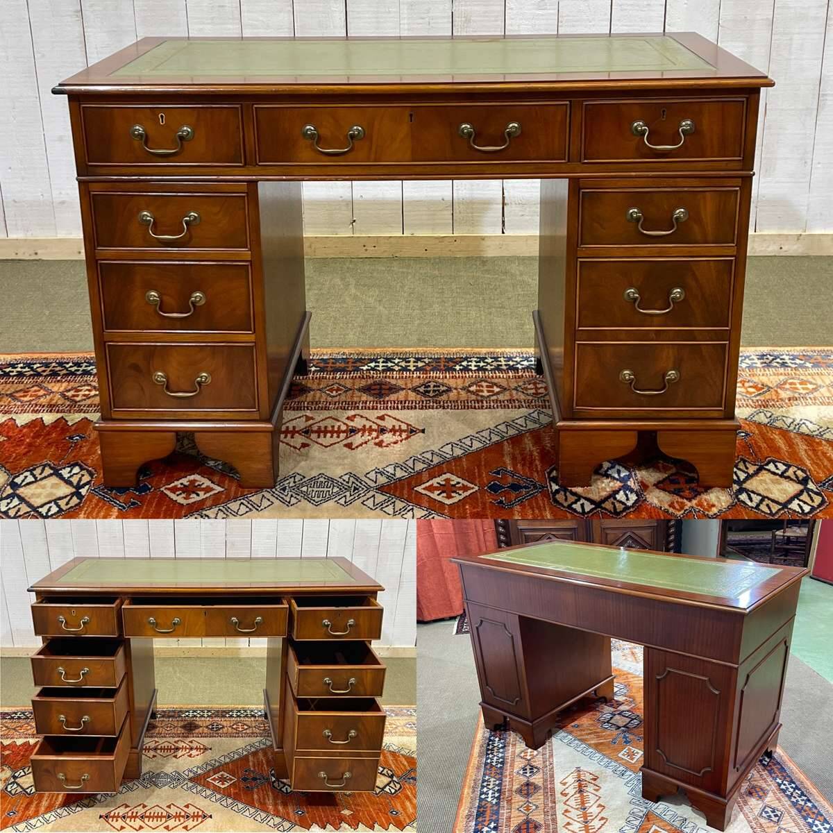 Bureau anglais à caissons des années 1950 en acajou et dessus cuir