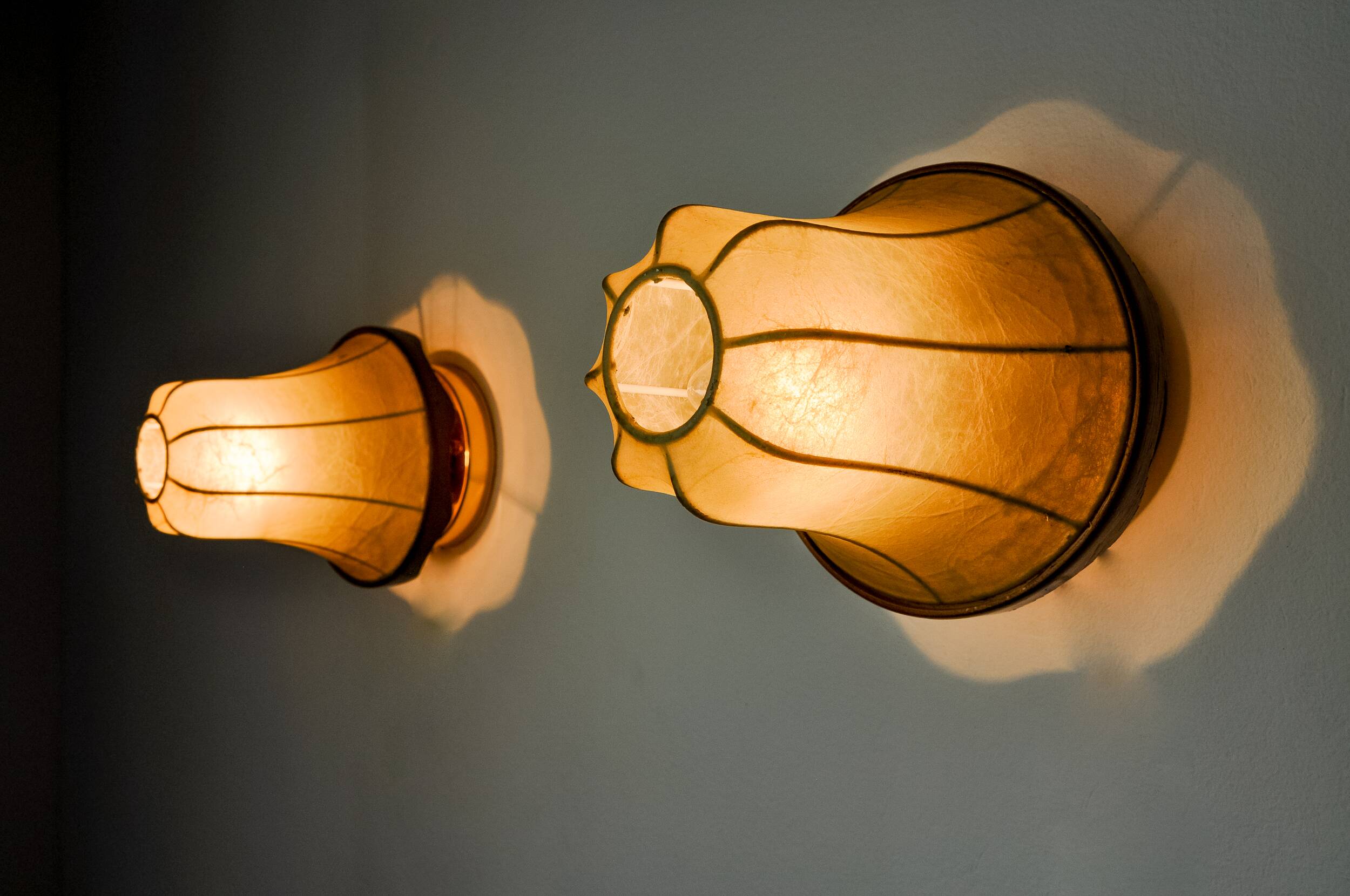 Pair of pear-shaped "cocoon" wall lights, resin and pine, Italy, 1970
