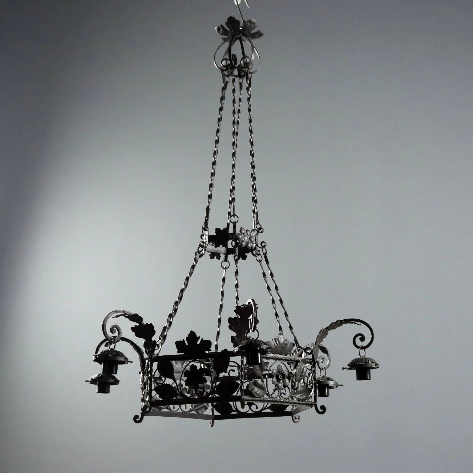 Lustre ancien en fer forgé décoré, Italie, XXe siècle