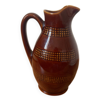 Vintage brown pitcher in Berry sandstone