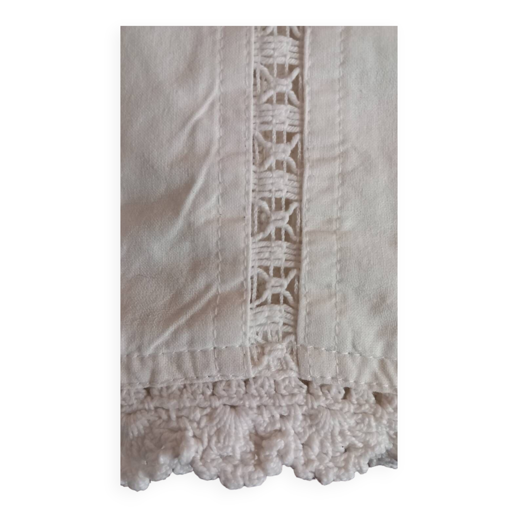 Nappe blanche carrée brodée