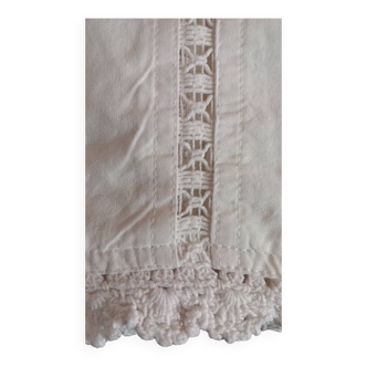 Nappe blanche carrée brodée