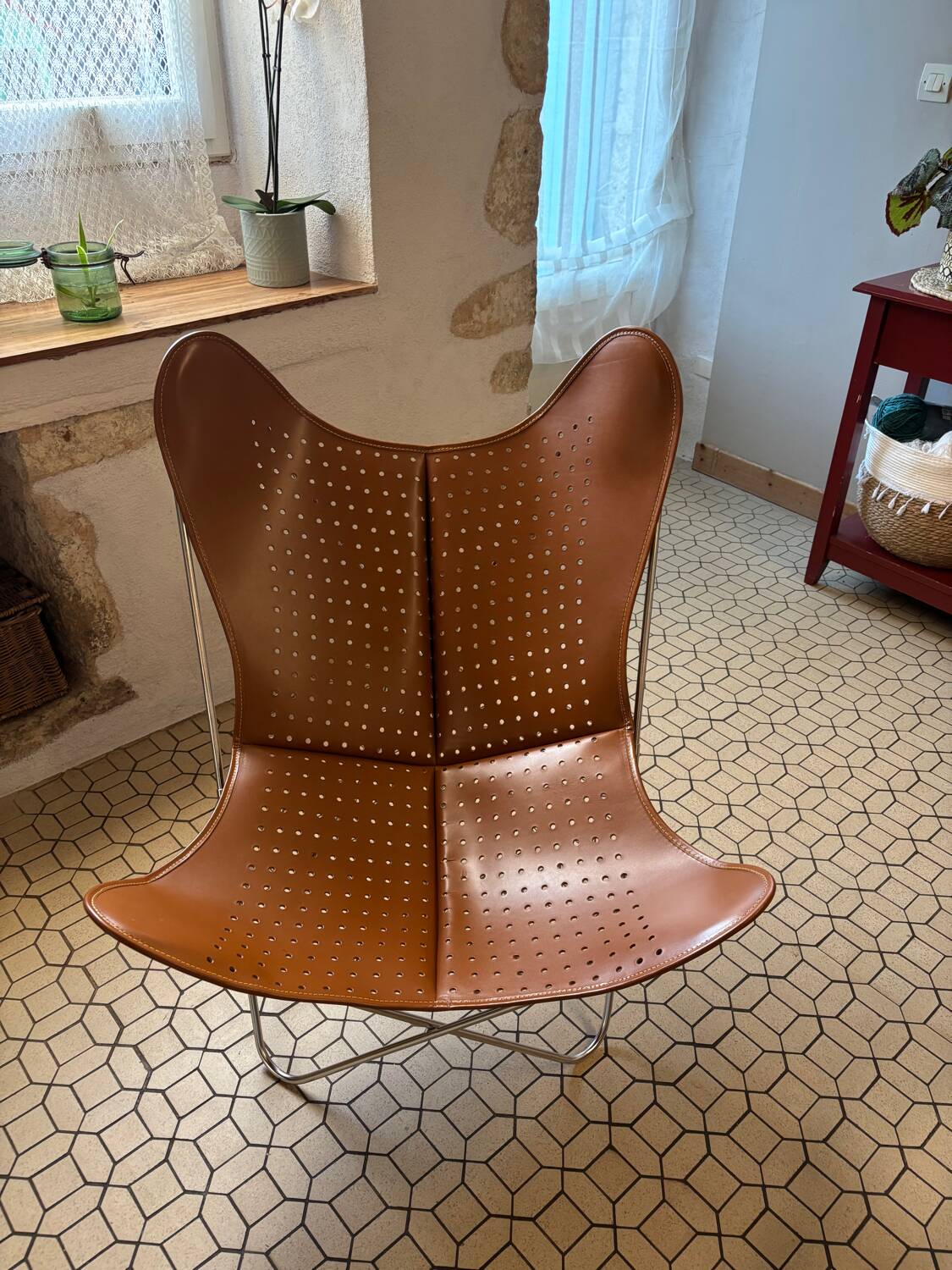 Fauteuil AA Butterfly en cuir perforé marron – design iconique Airborn