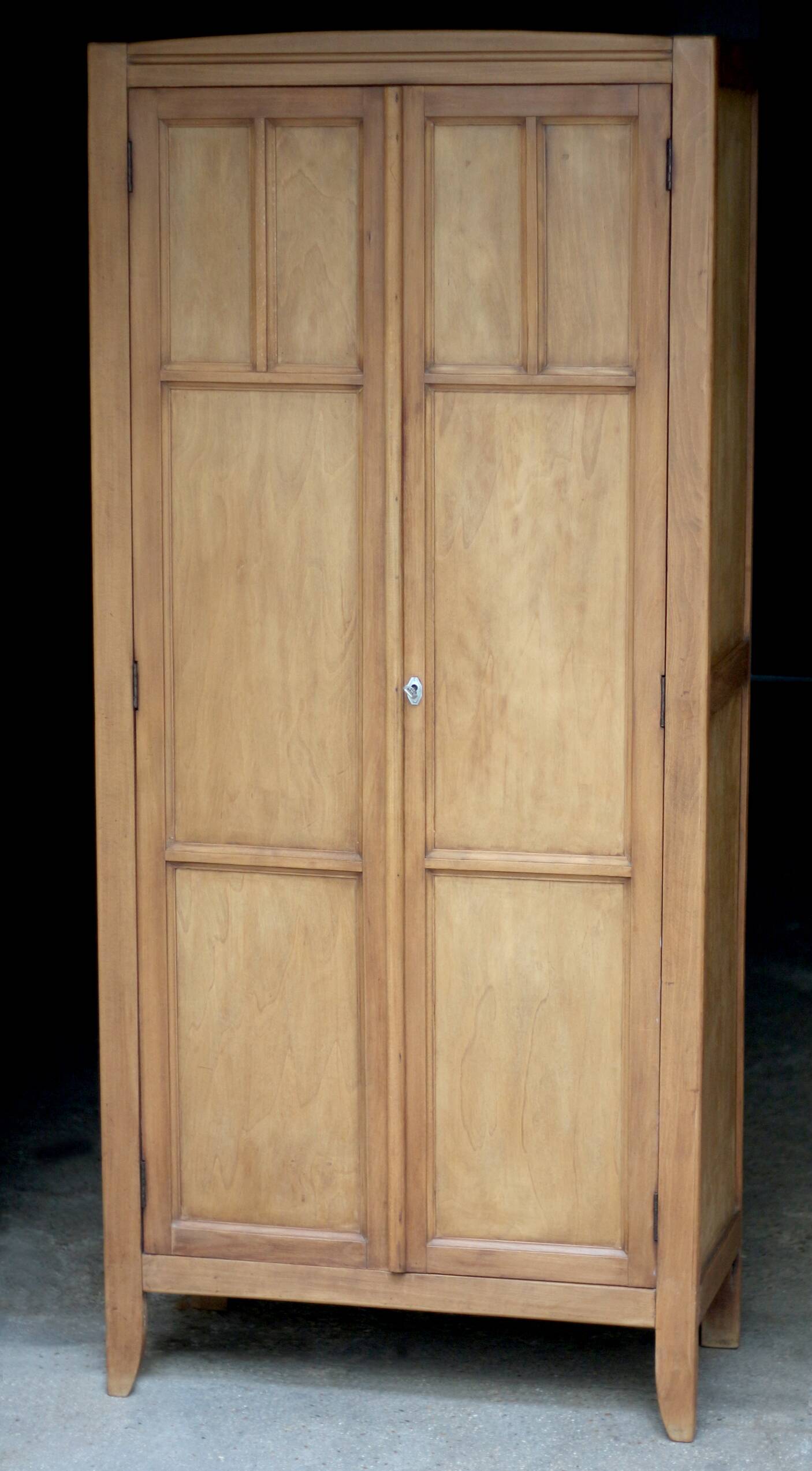 Authentique armoire parisienne des années 40. Remise au propre