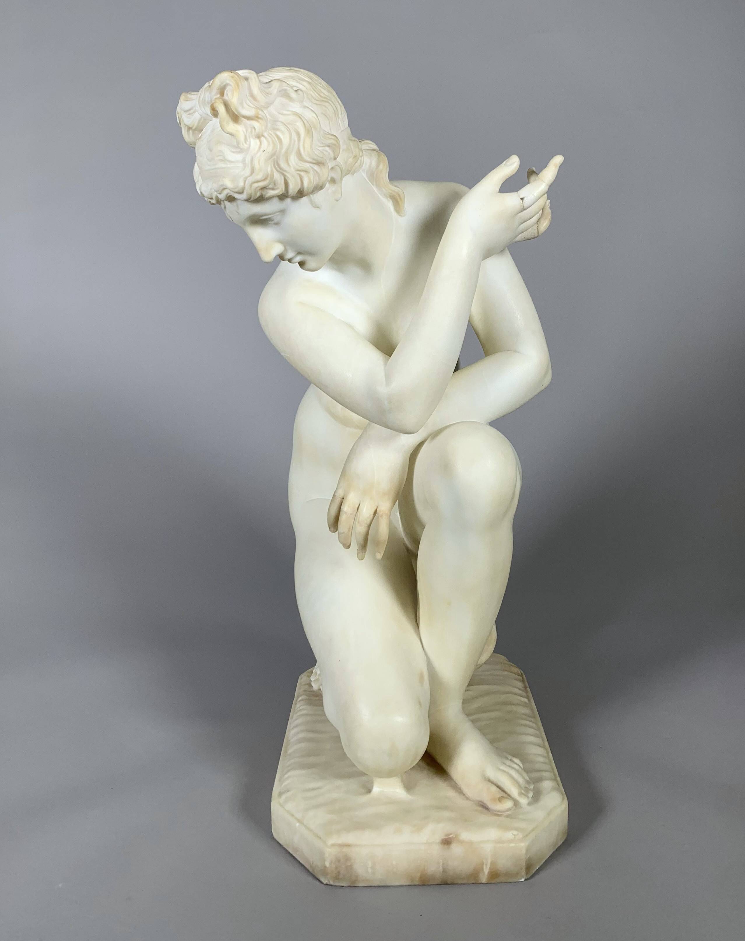 White Marble Sculpture - Venus at Bath - Early 19th Century