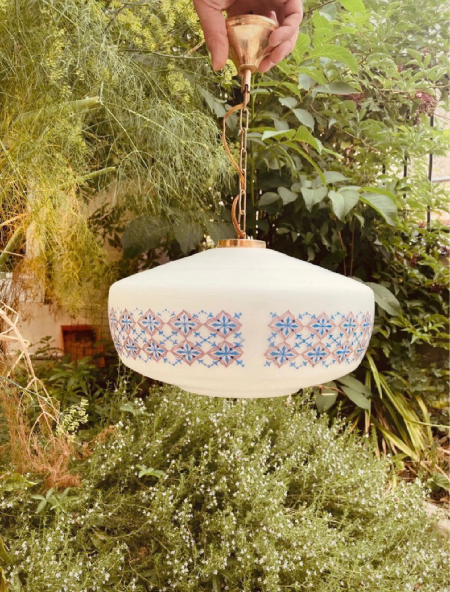 Suspension in opaline milk glass
