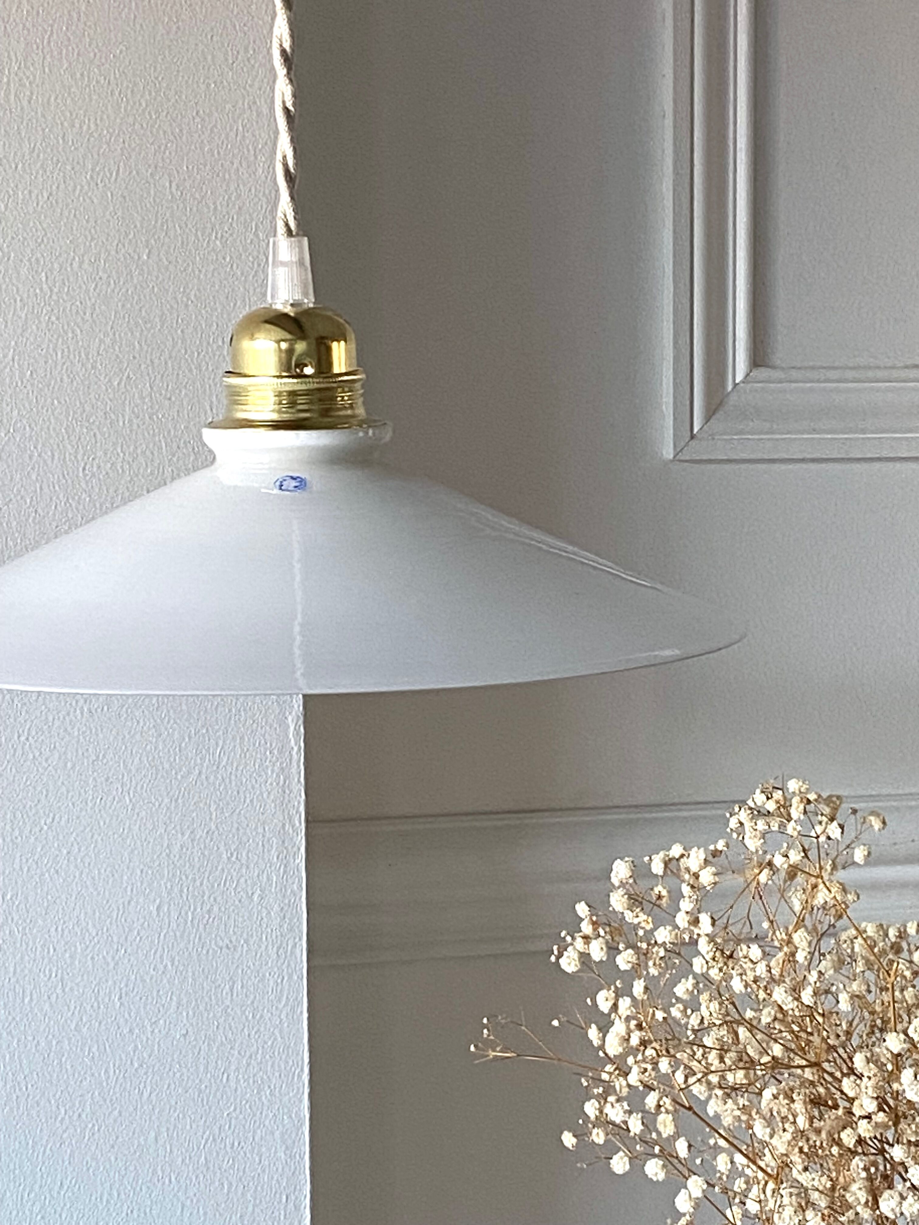 Suspension in opaline