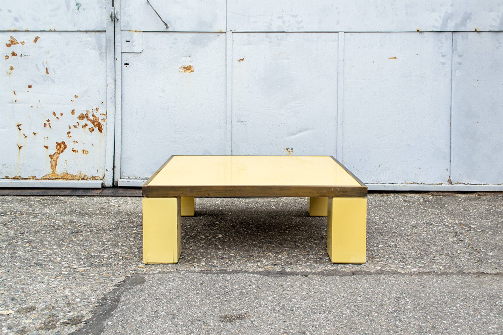 Tavolino Antonio Pavia in legno laccato e ottone, 1970s