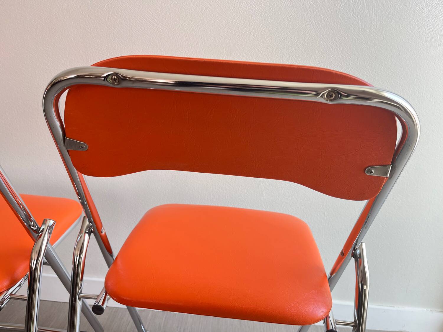 Chaises pliantes vintage chrome / skaï orange Soudexvinyl