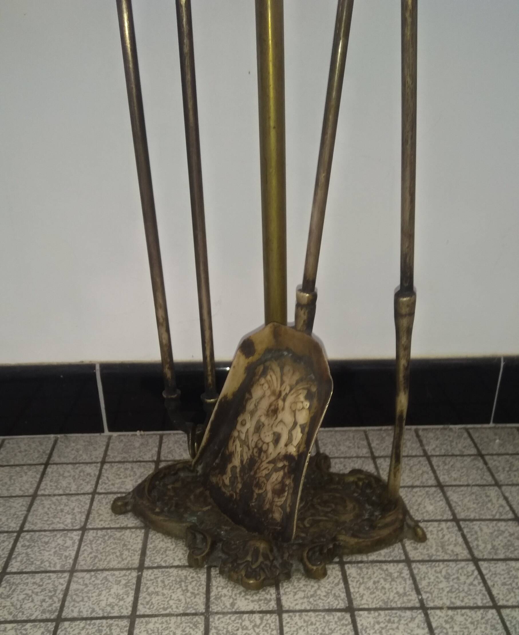 Bronze fireplace servant with eagle claws and raptor claws