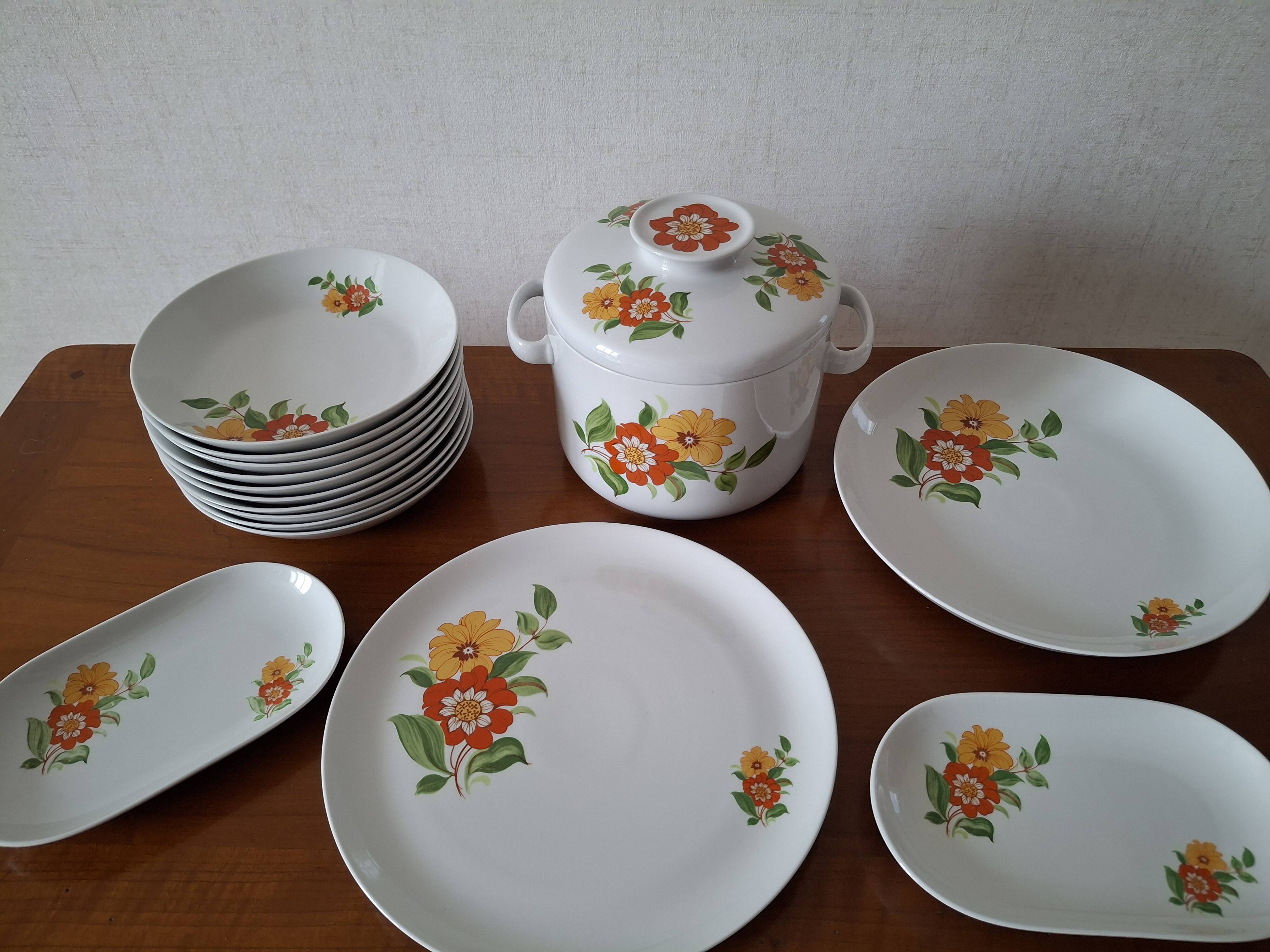 Vintage table service in Italian porcelain "Royal" with floral decoration.